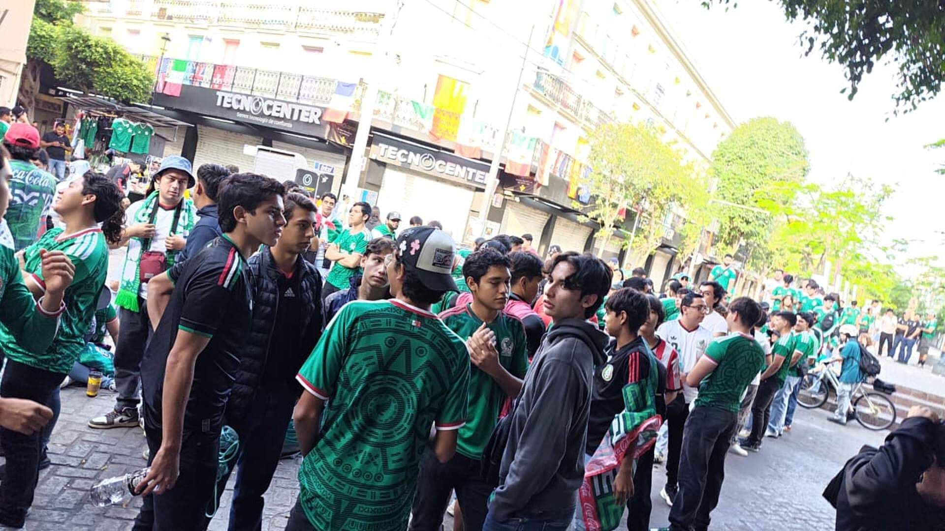 Aficionados Hacen Largas Filas Desde Temprano Para Entrar al Fan Festival de Guadalajara