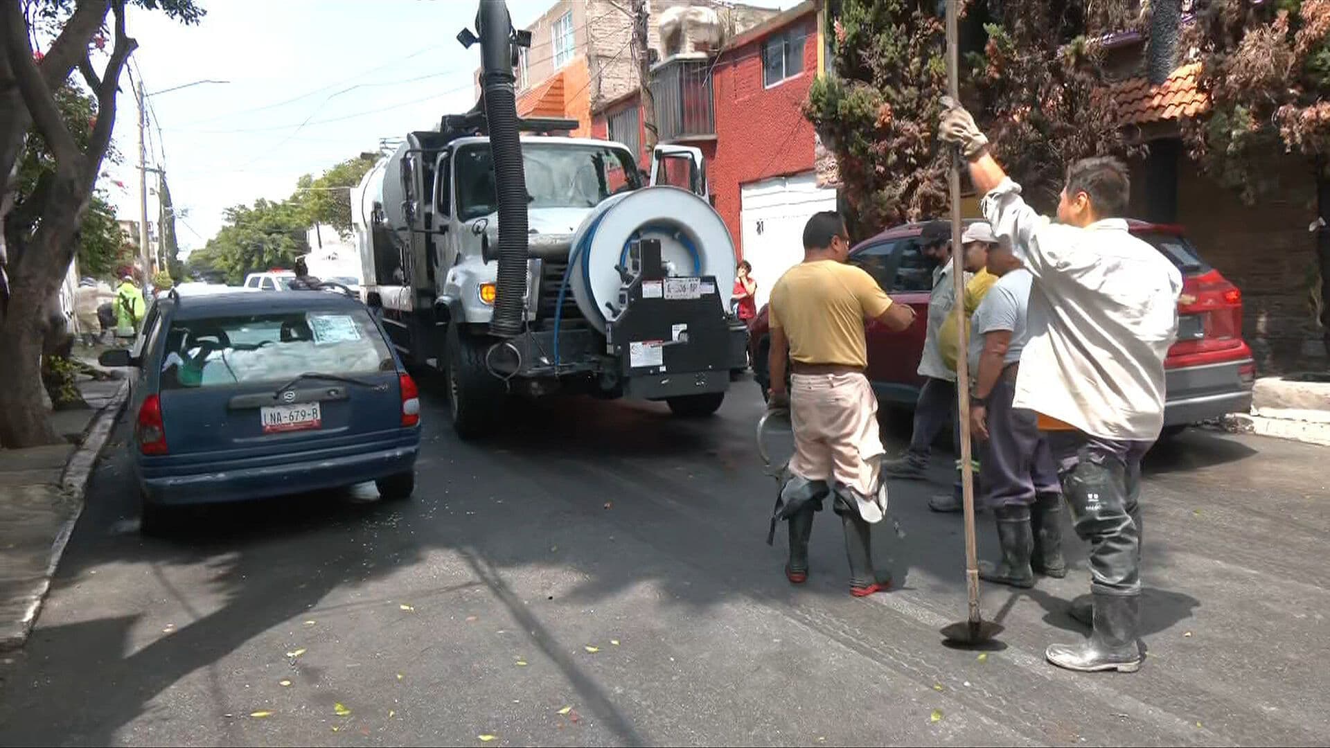 Agricola Oriental Bajo el Agua; Limpian Coladeras tras Fuertes Lluvias en CDMX