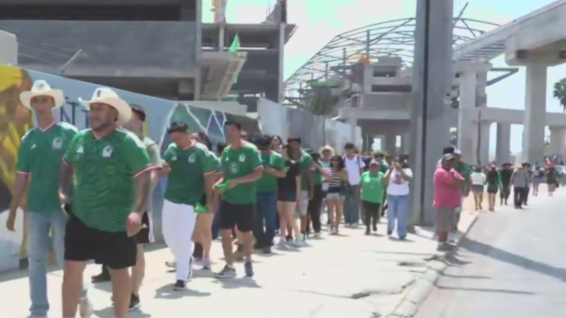 Llegan Aficionados a Parque Fundidora en Monterrey para Ver Partido de México vs Ecuador