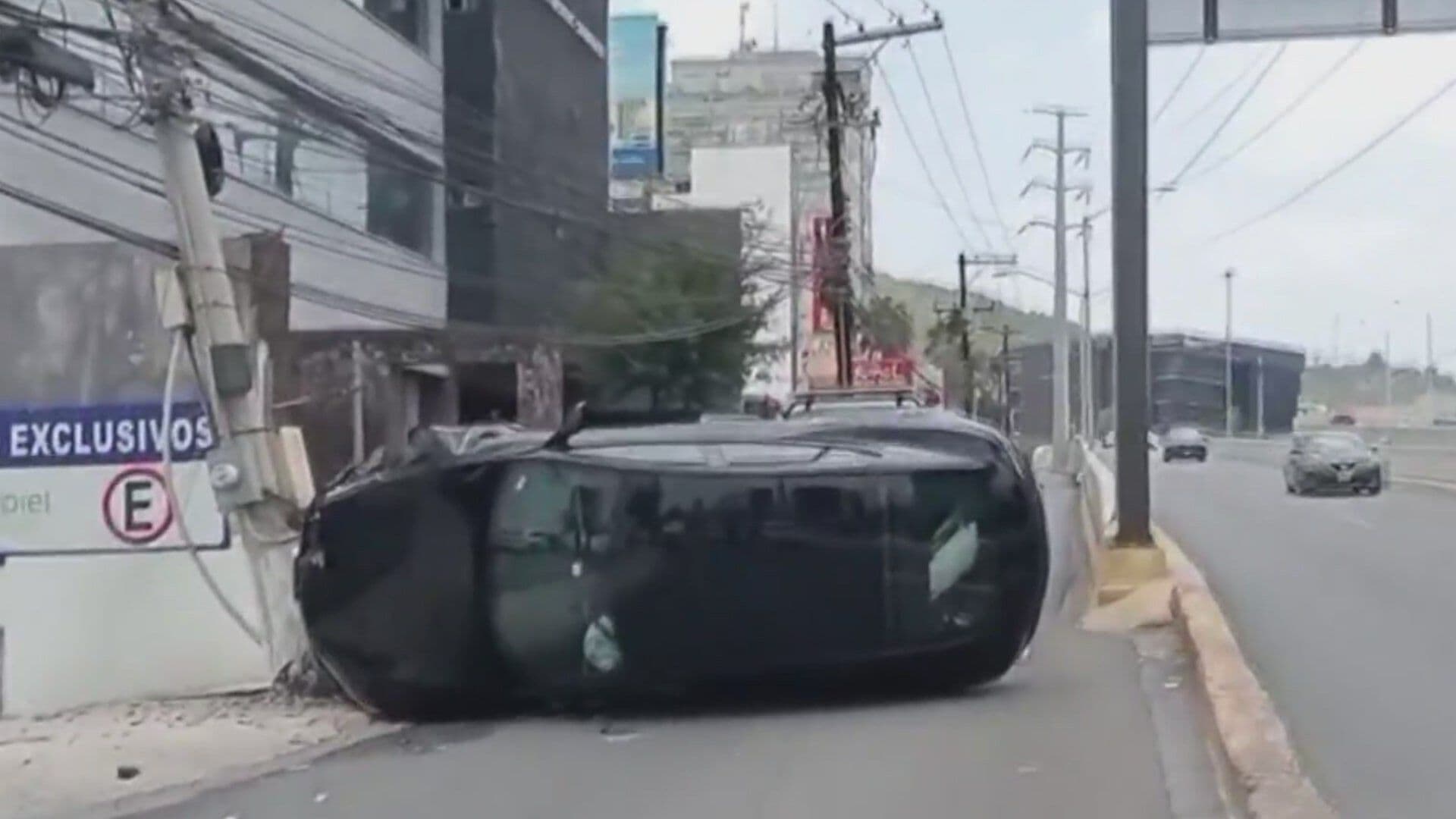 Vehículo Eléctrico con Piloto Automático Choca en San Pedro, Nuevo León
