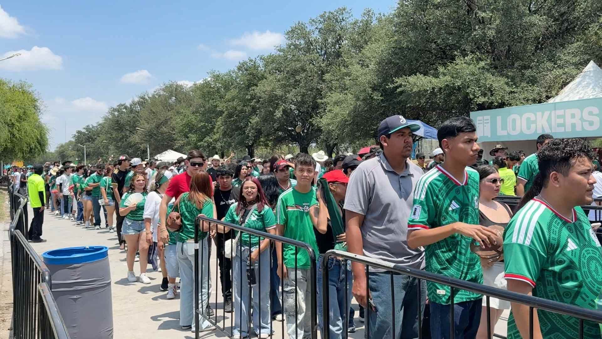 Llegan Aficionados a Parque Fundidora en Monterrey para Ver Partido de México vs Ecuador