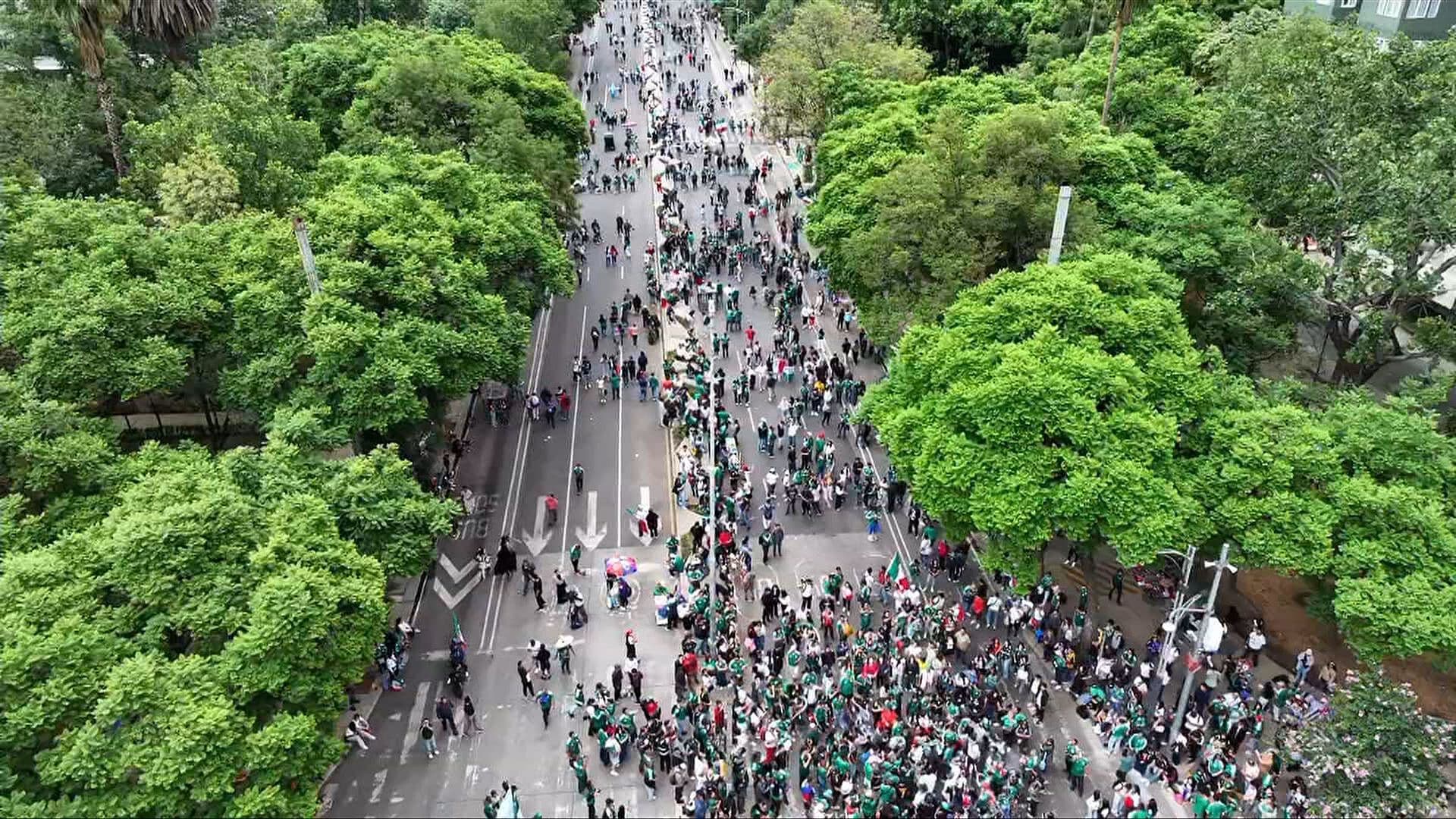 Aficionados de la Selección Mexicana Arriban a la Glorieta del Ángel de la Independencia