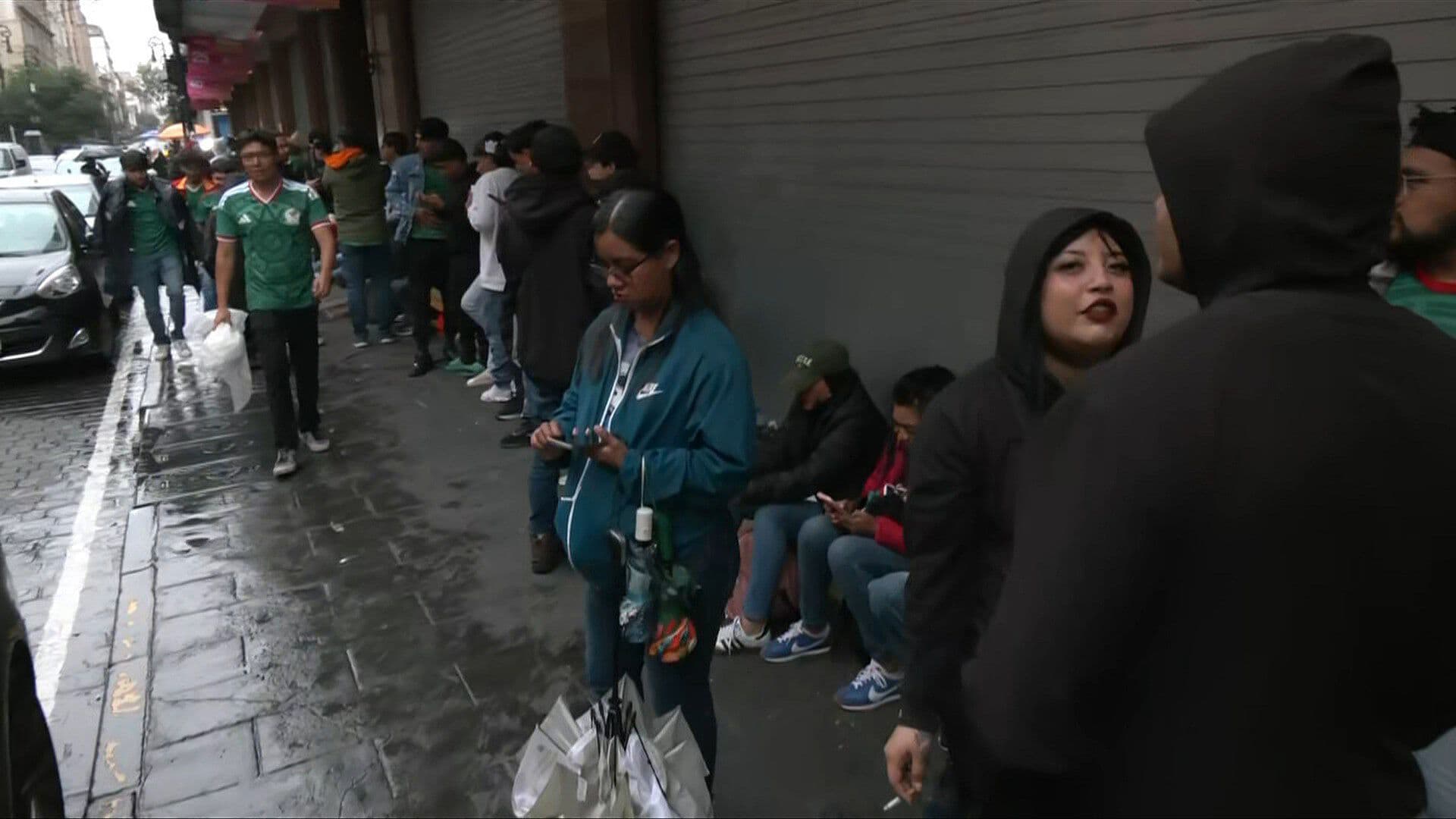 Mexicanos aficionados al futbol esperan partido entre México y Ecuador por el Mundial 2026