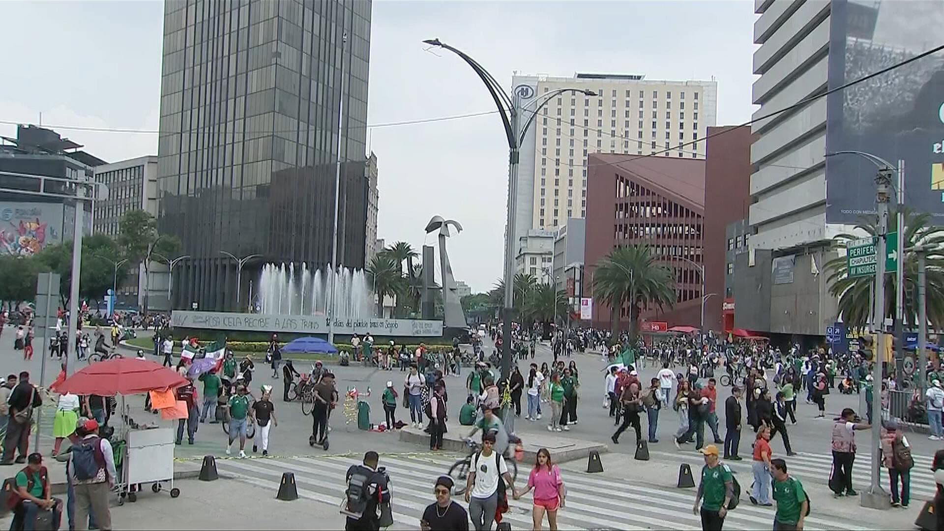 Disfrutan Aficionados de la Fiesta Futbolera en 'El Caballito', Ciudad de México