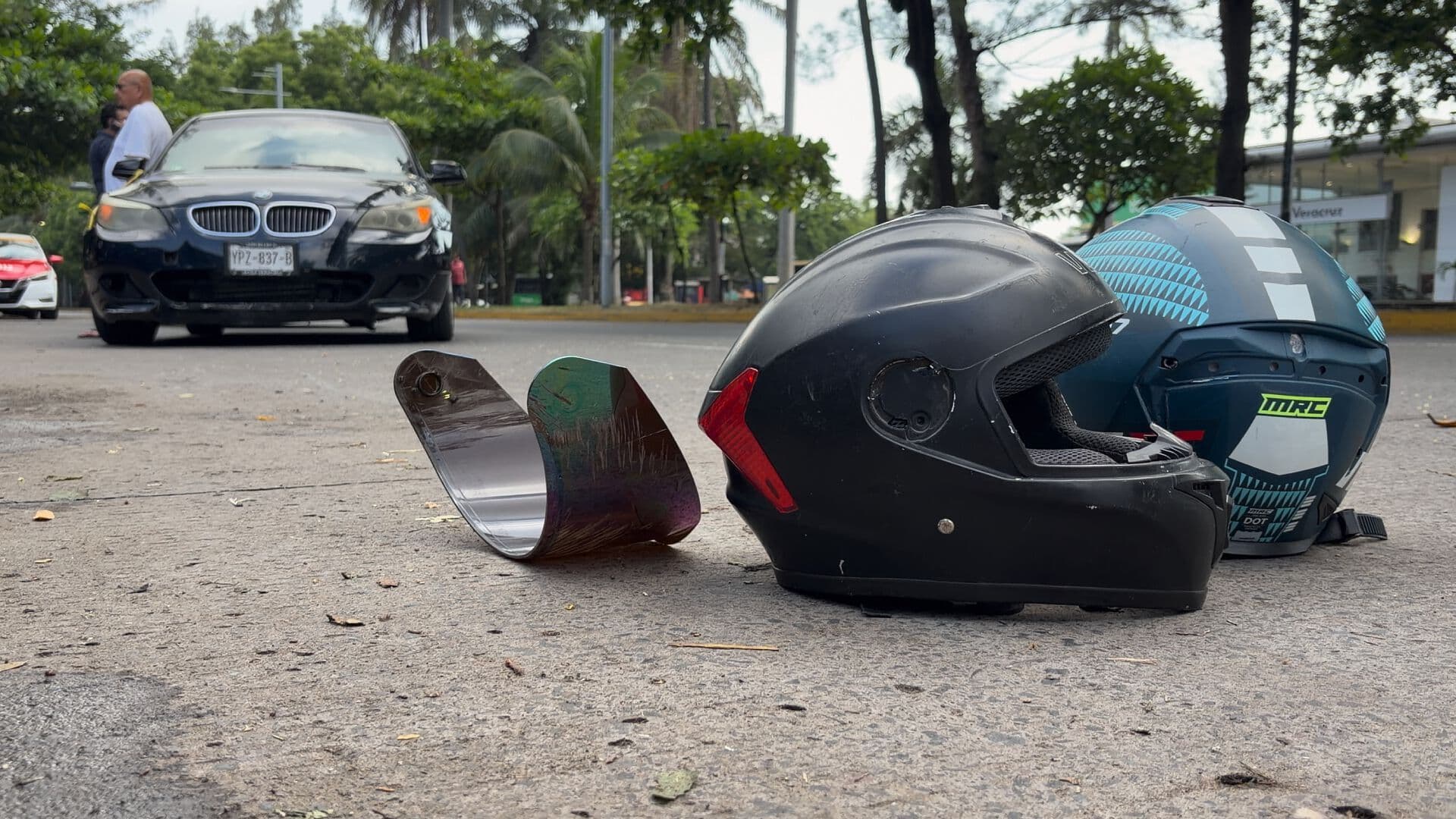 Motociclista Termina Debajo de Taxi tras Accidente en Avenida Salvador Díaz Mirón Colonia Centro Ciudad de Veracruz