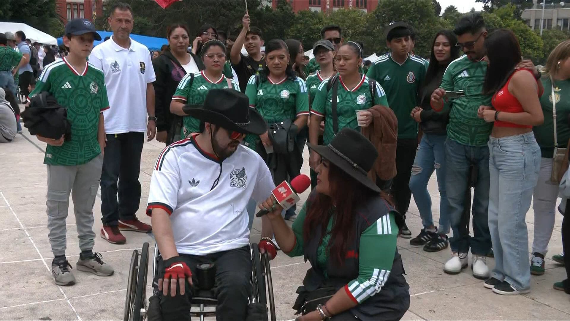 ‘Ni Tláloc Nos Detiene’: Fanático en Silla de Ruedas Apoya a la Selección Mexicana en CDMX