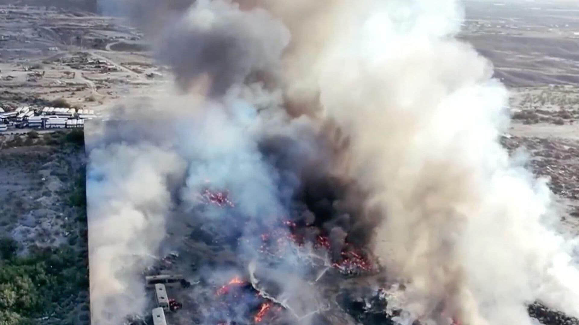 Incendio en Recicladora de Ciudad Juárez Podría Tardar 24 Horas Más en Apagarse