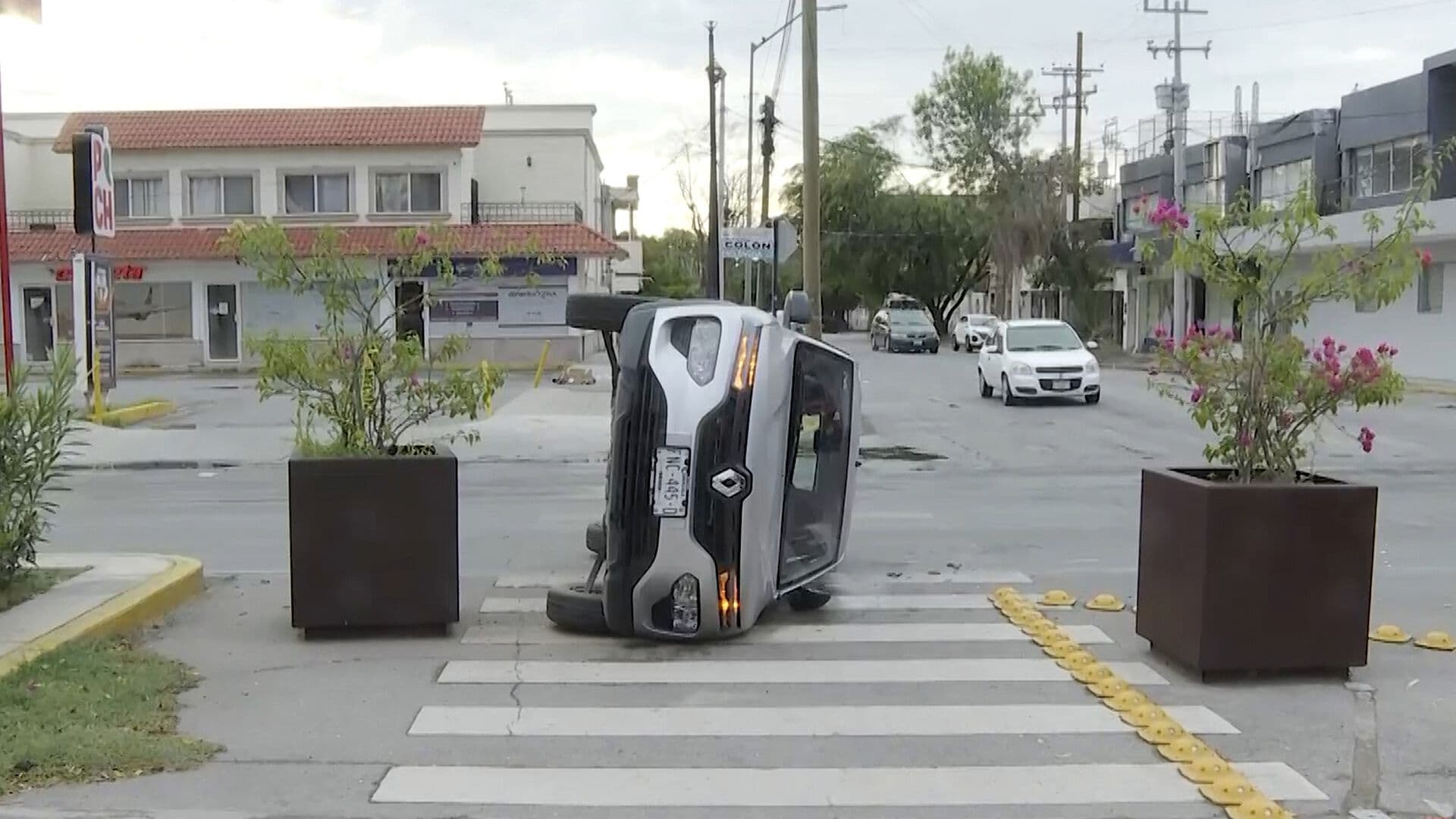 Conductor Vuelca Luego de Pasarse el Semáforo en Rojo en Torreón
