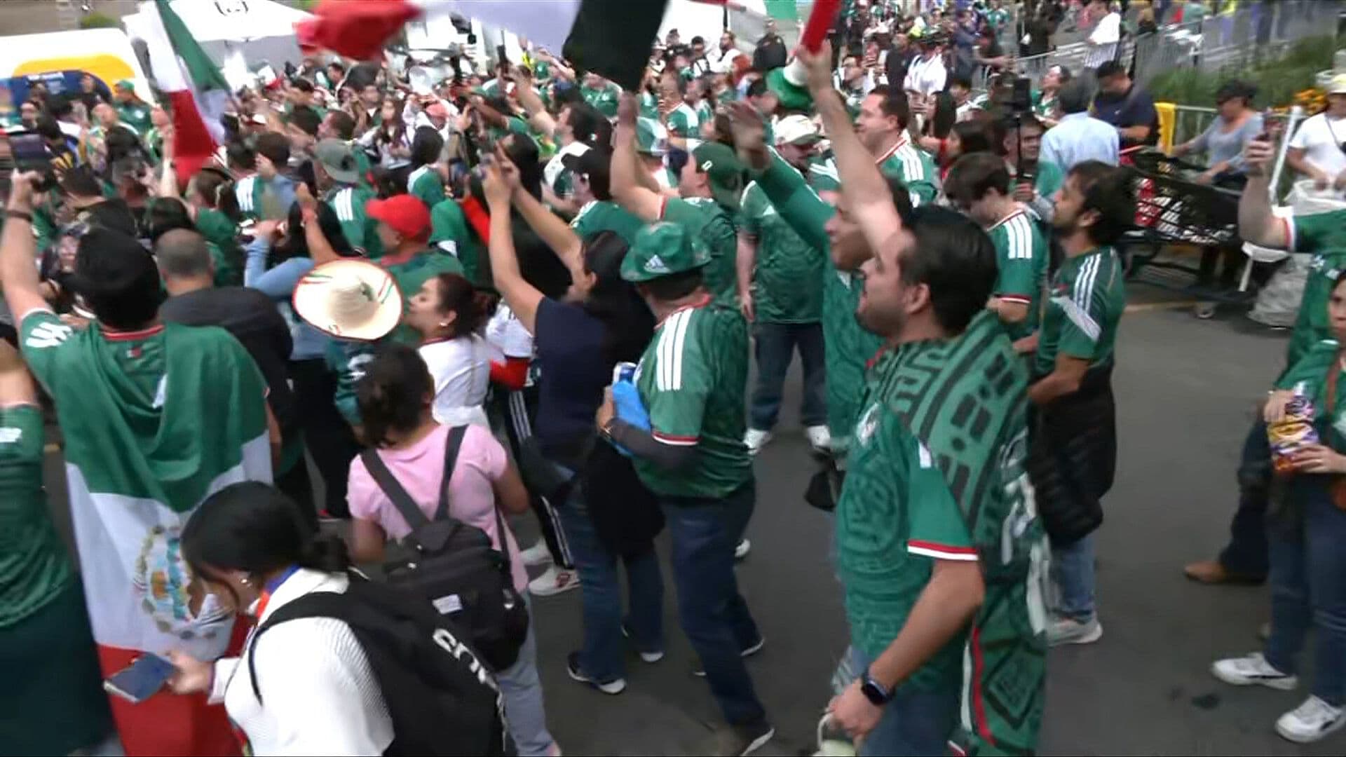 Desbordan Euforia: Aficionados Llegan al Estadio Previo al México vs Ecuador