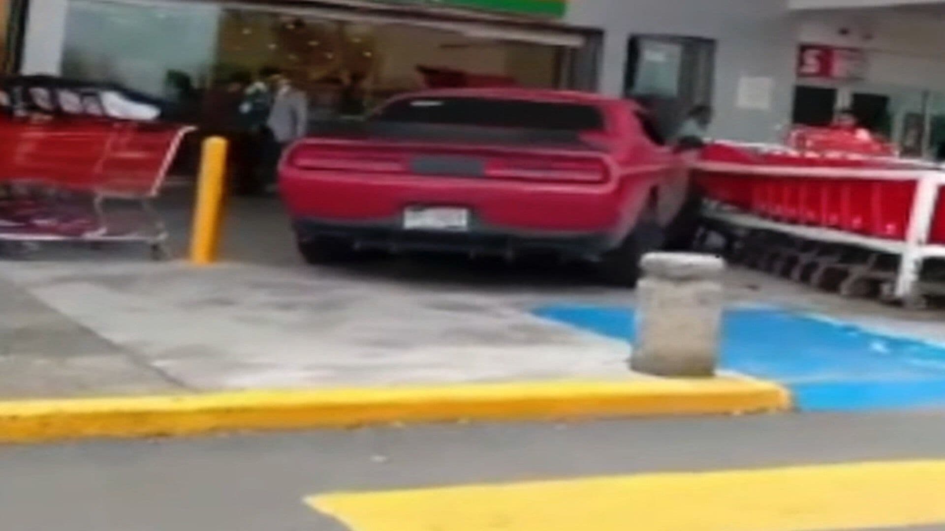 Auto Deportivo Choca de Frente Contra la Fachada de una Tienda Departamental en León