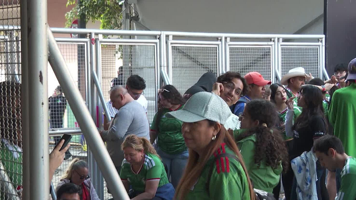 Así Madrugaron Aficionados en el Centro de Guadalajara para el Partido México vs Ecuador