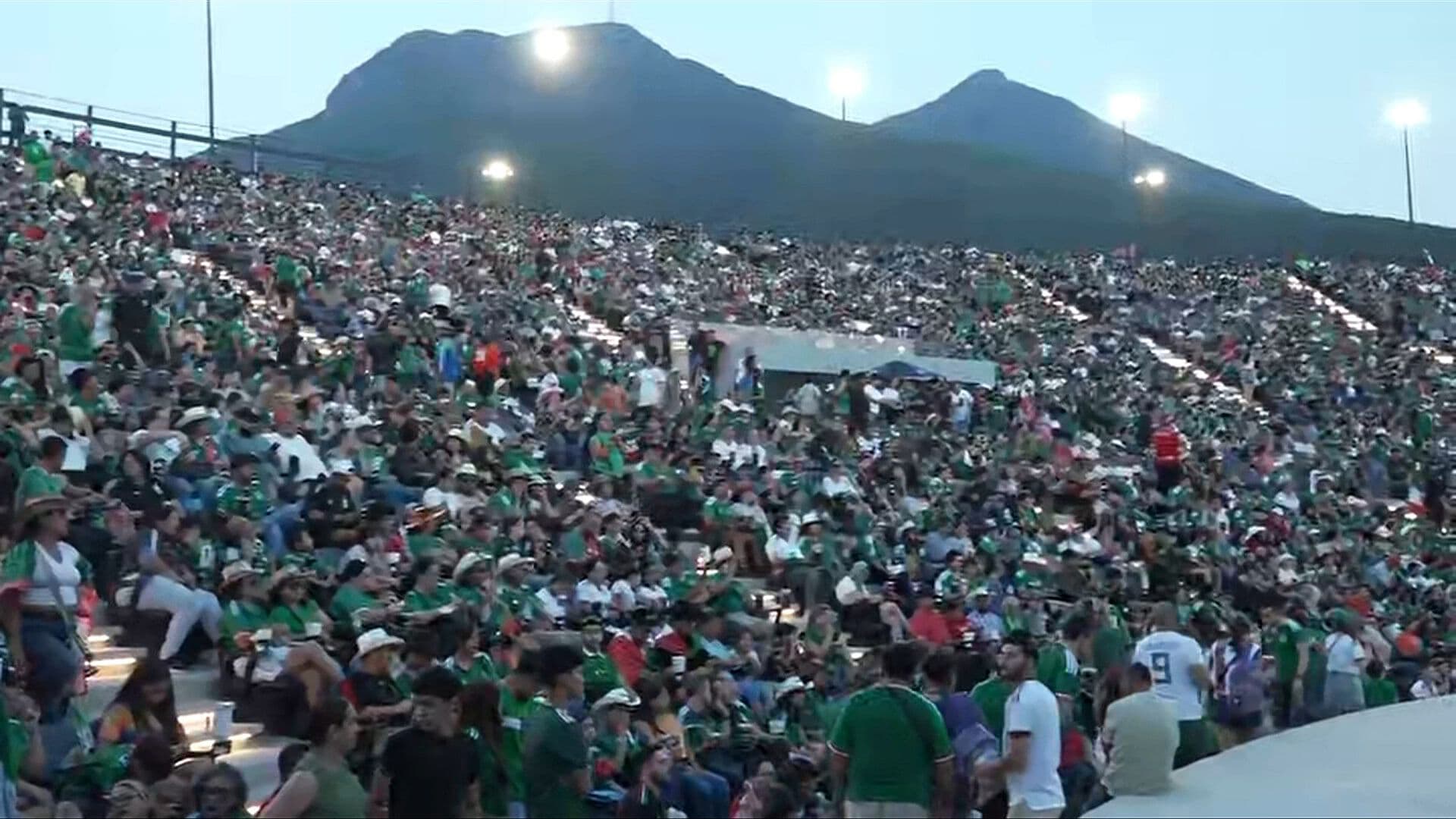 En Nuevo León, 5 Mil Personas Ven Partido de ‘El Tri’ desde el Parque del Agua de Guadalupe