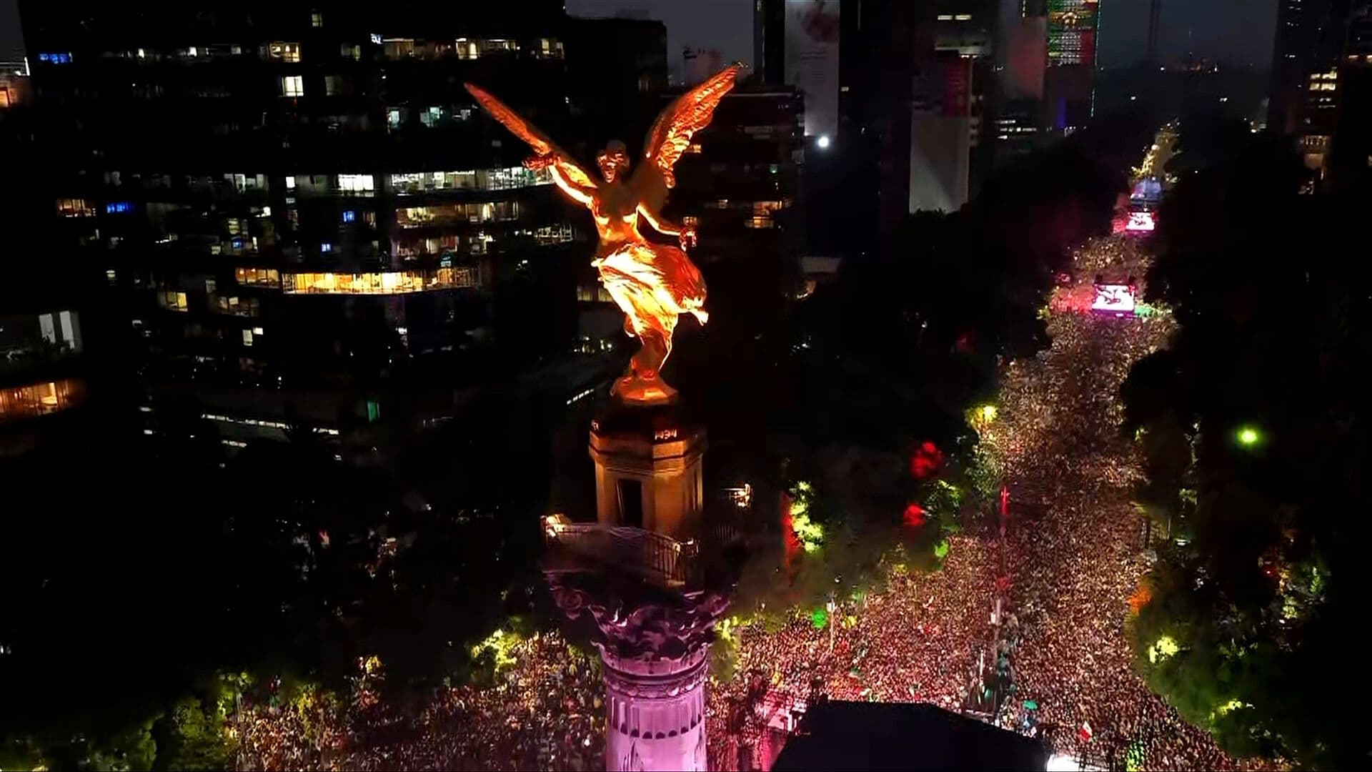 Fiesta en el Ángel Hoy: Aficionados Abarrotan Reforma por la Victoria Momentánea de México