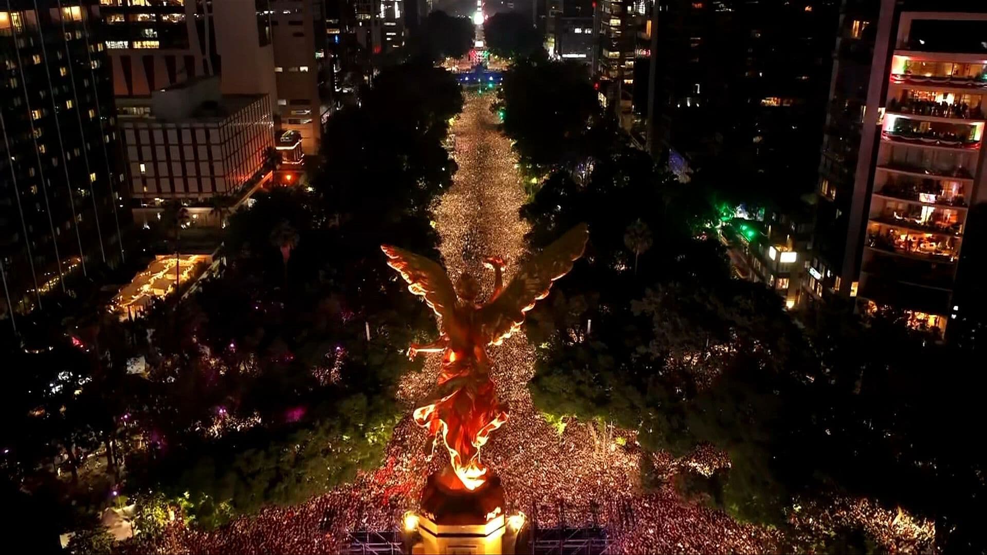 Una "Ola Verde" Inunda Paseo de la Reforma para Celebrar el Triunfo de México en el Ángel de la Independencia