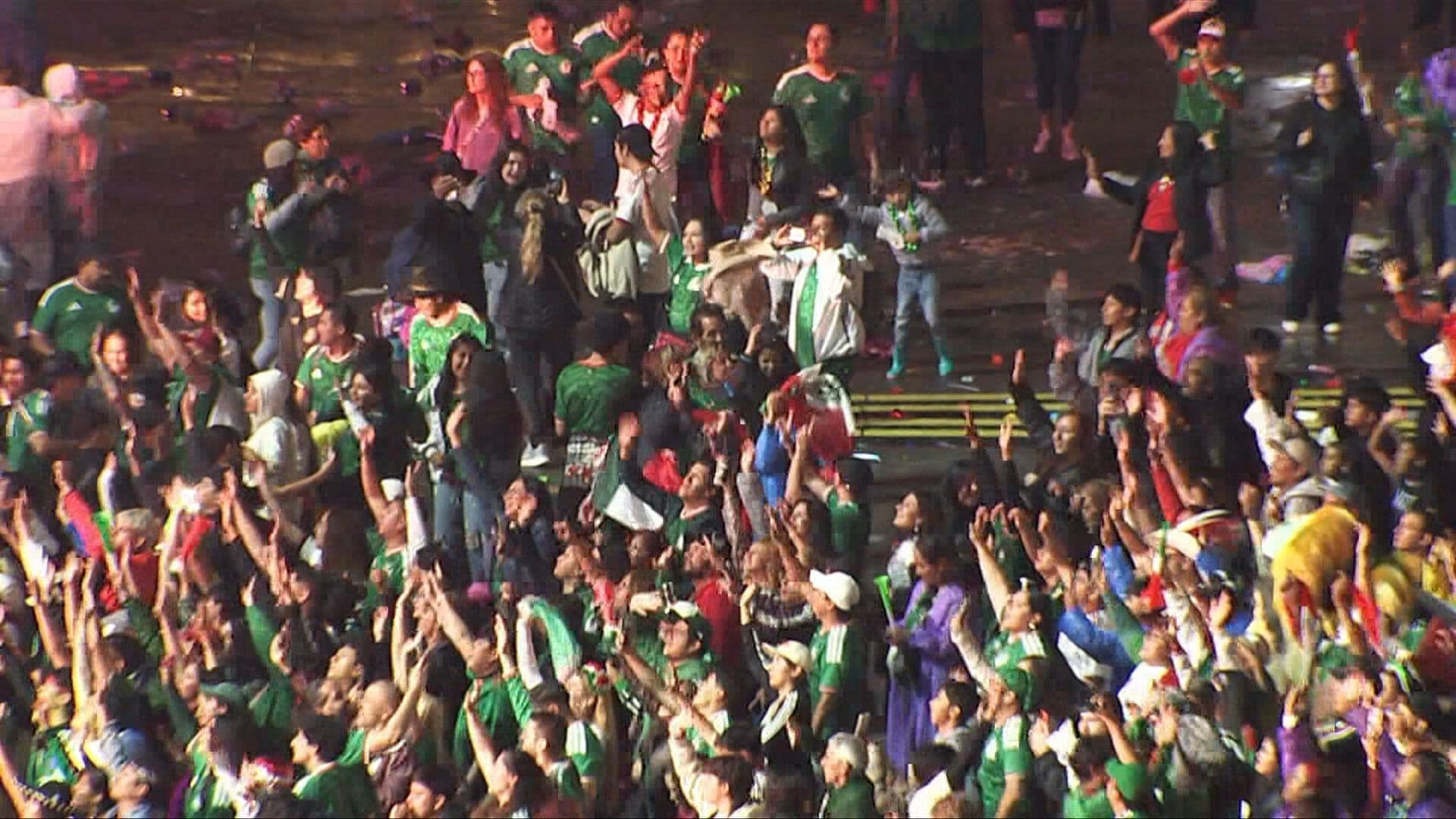 Así Celebran Aficionados en el Fan Fest del Zócalo el Triunfo de México ante Ecuador
