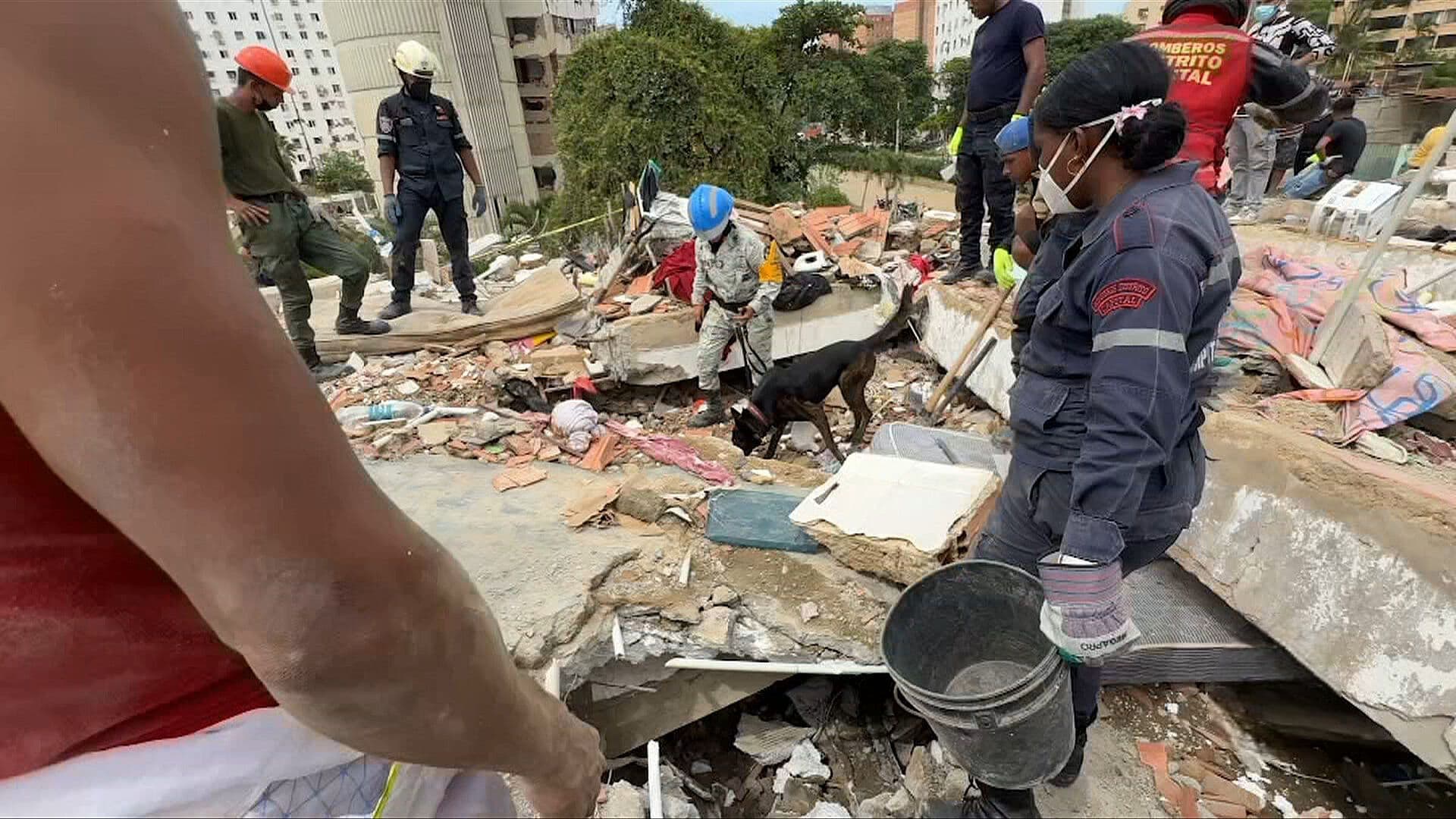"Cada Día Que Pasa, Es Un Día Menos de Vida": Sigue Búsqueda de Sobrevivientes en Venezuela