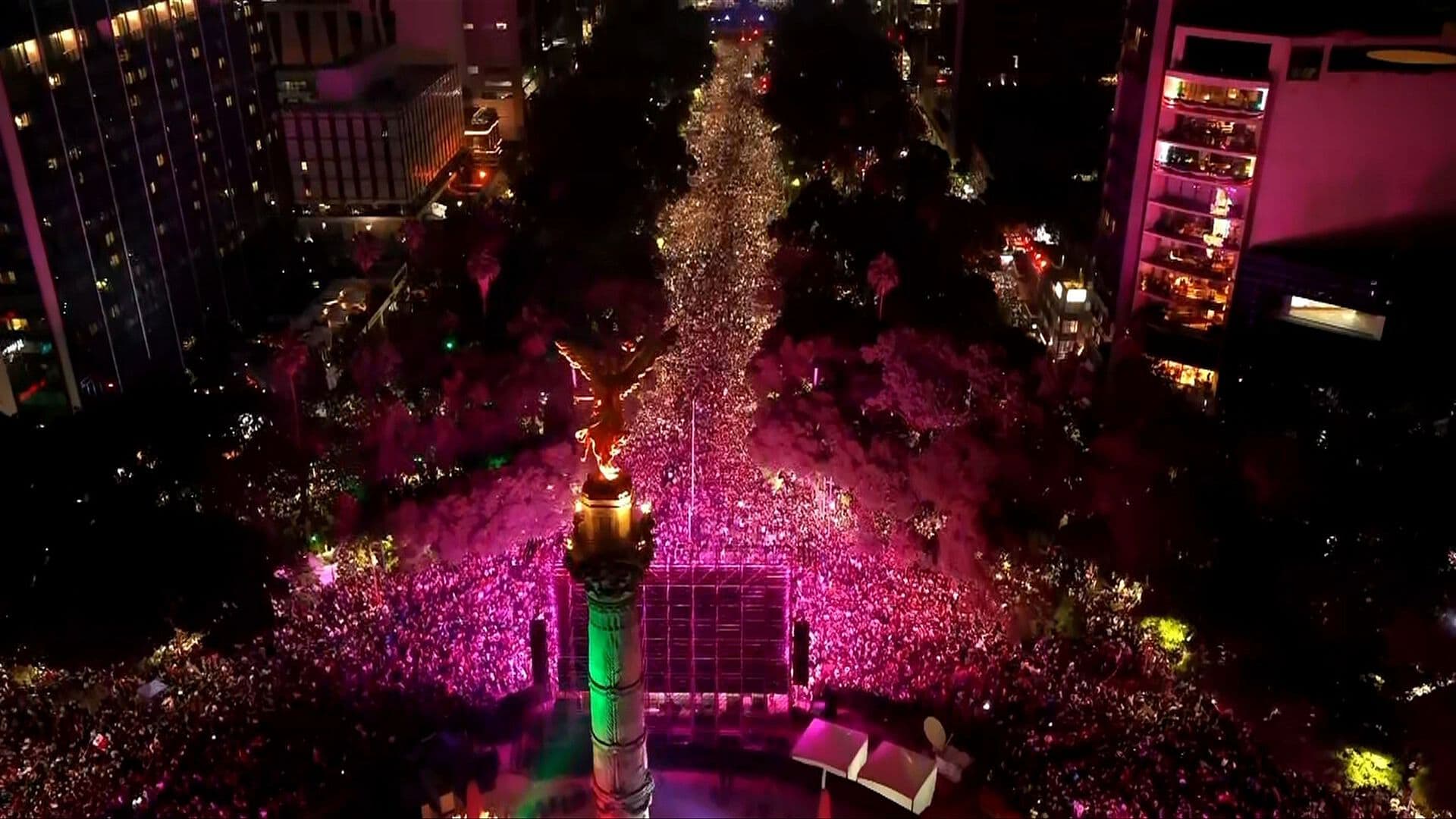 Entre Juegos Mecánicos y Una Posada, Aficionados Celebran en Grande Triunfo del Tri en Reforma