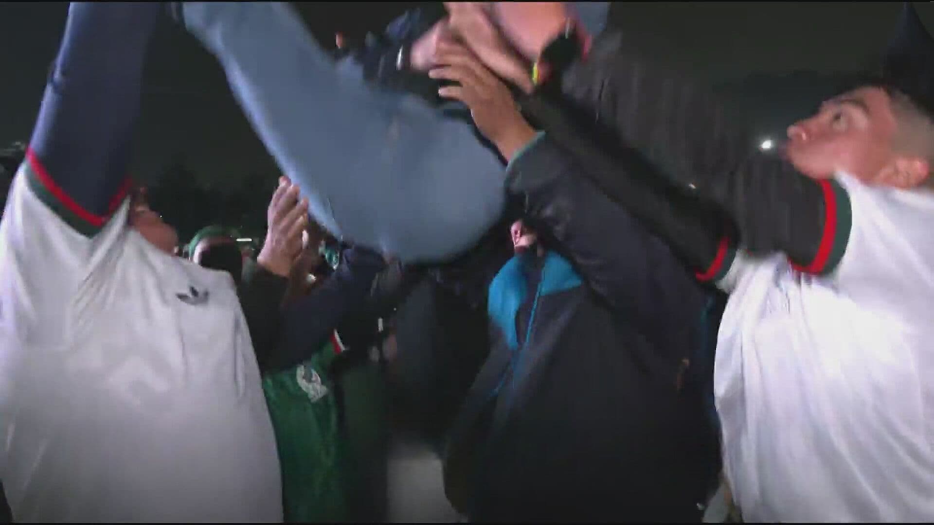 Sigue la Fiesta: Hacen Volar a Reportero de N+ en el Palacio de los Deportes en Celebración