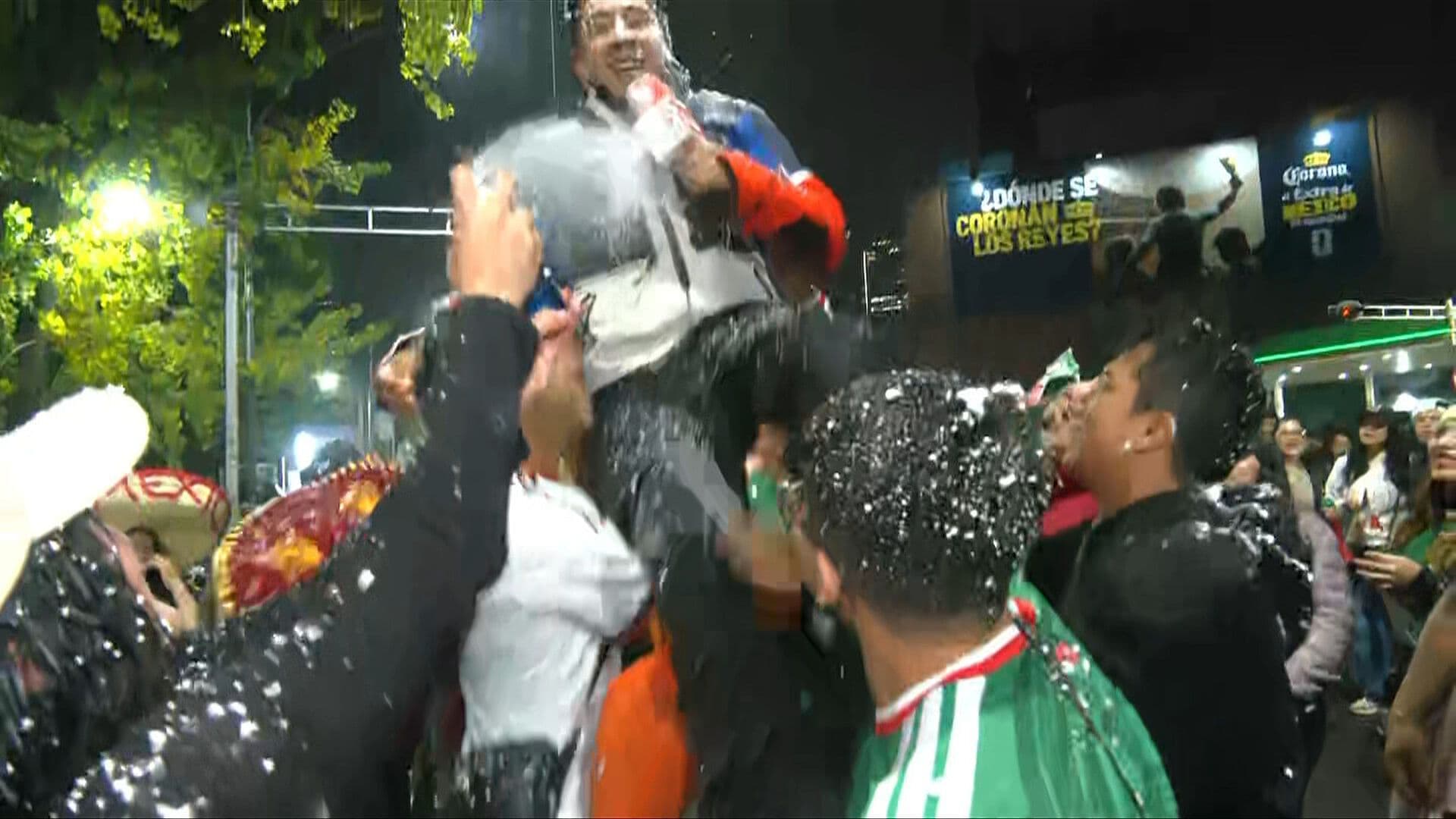 Bañan de Espuma y Hacen Volar a Reportero de N+ en Festejos de Reforma e Insurgentes, CDMX