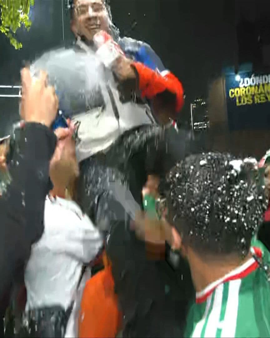 Bañan de Espuma y Hacen Volar a Reportero de N+ en Festejos de Reforma e Insurgentes, CDMX