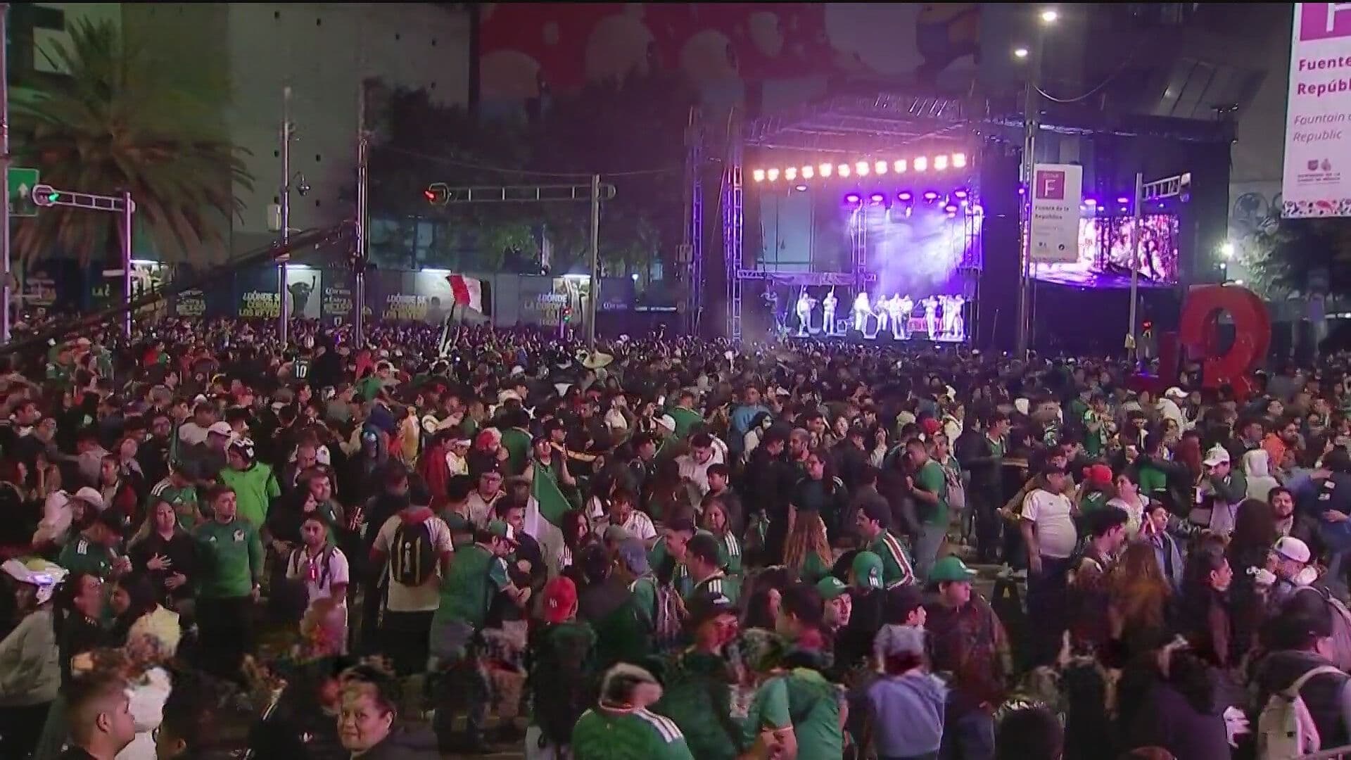 Mi Banda el Mexicano Pone el Ambiente en el Monumento a la Revolución tras Ganar México
