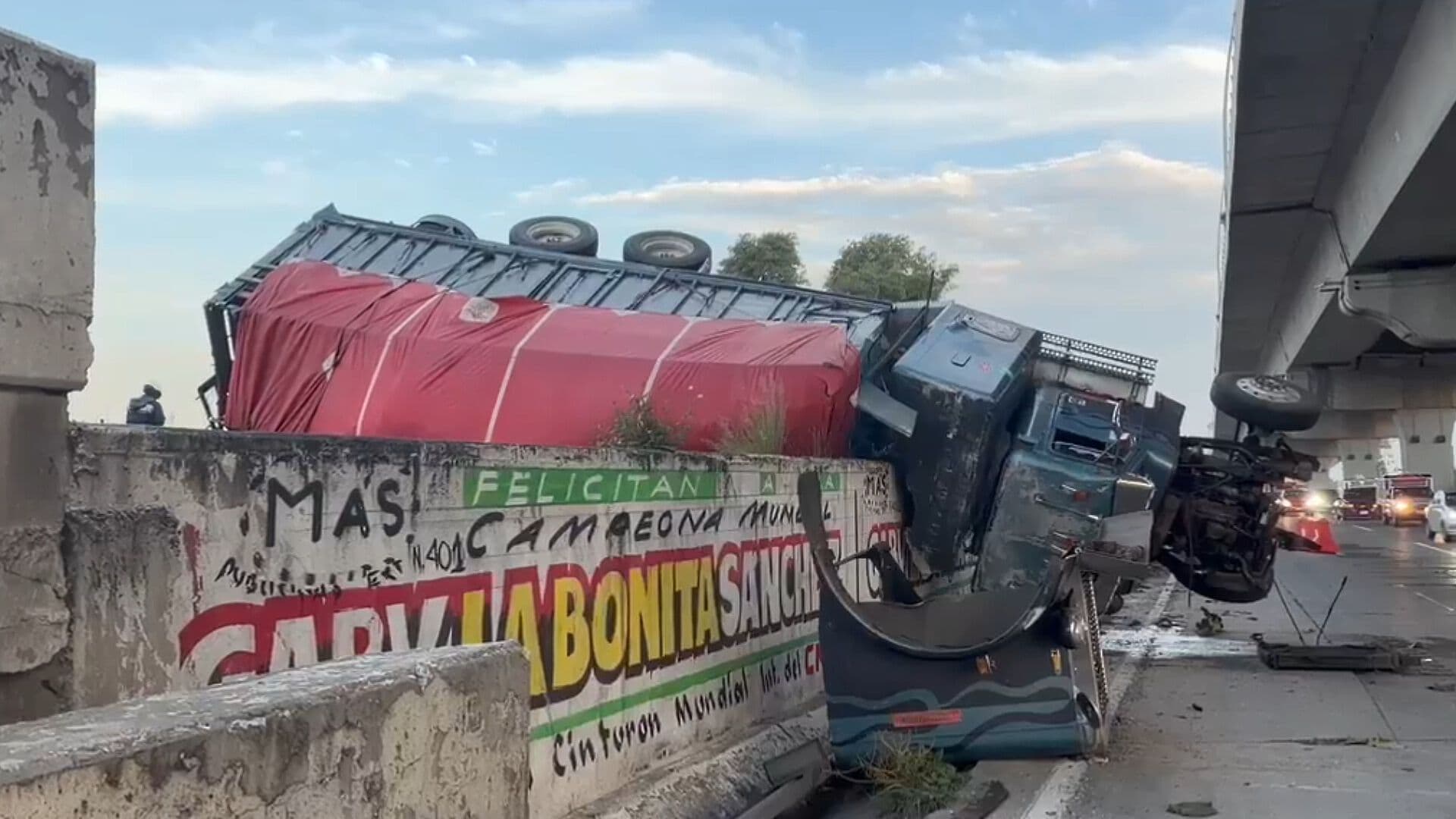 Cierre Total Lateral de Autopista México Puebla Bloqueo Accidente Volcadura Tráiler