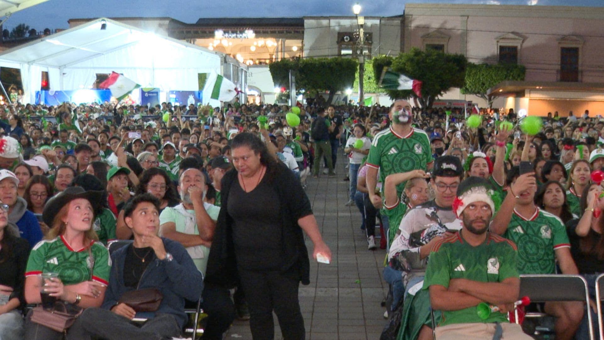 Miles de Leoneses Festejaron el Triunfo de México en el Centro de León, Guanajuato