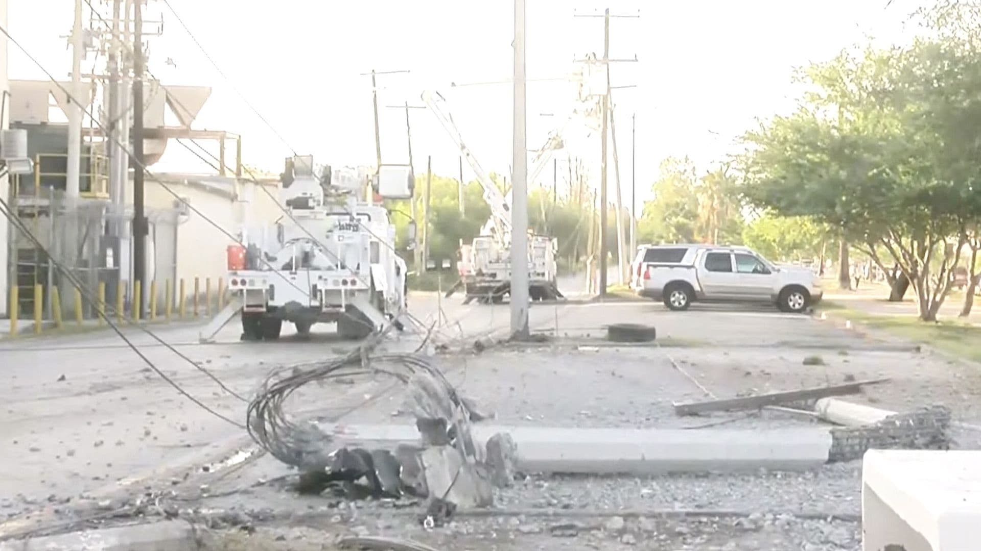 Conductor Derriba Tres Postes de Luz y Deja a Maquiladoras sin Energia en Matamoros