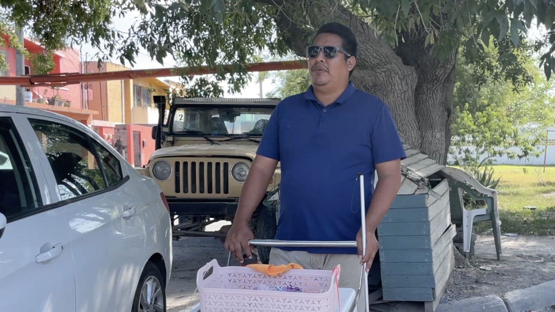 Demetrio Perdió la Vista y Trabaja Vendiendo Bolis para Apoyar a su Familia en Matamoros