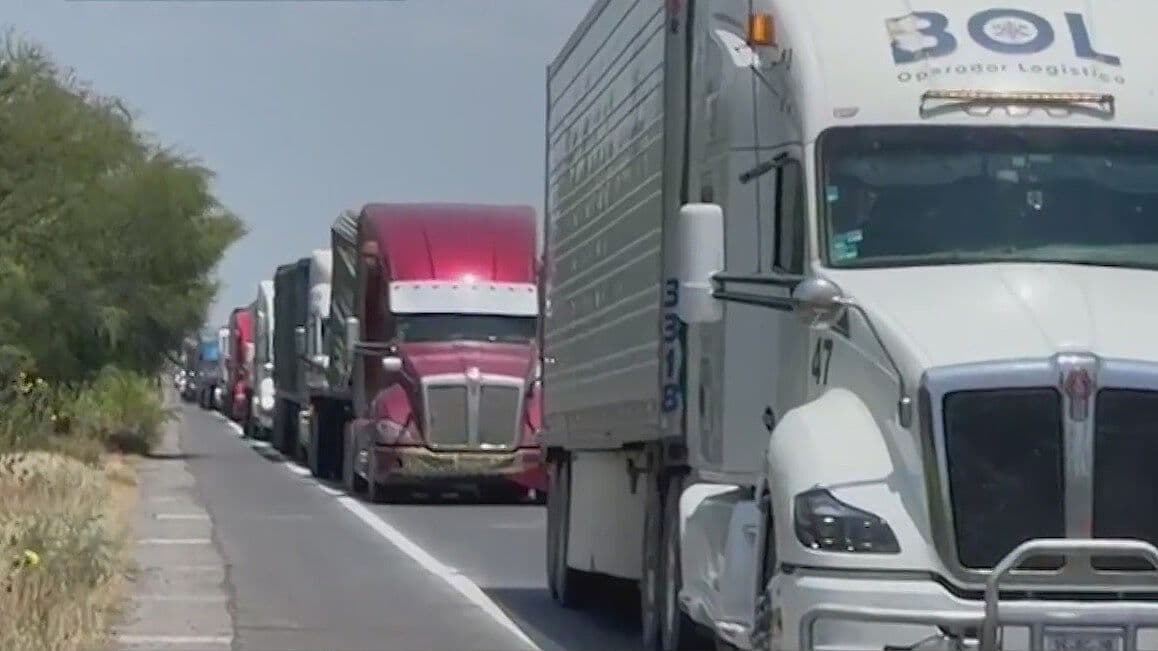 Vuelca Tráiler de Madera en Montemorelos y Obstruye 4 Carriles