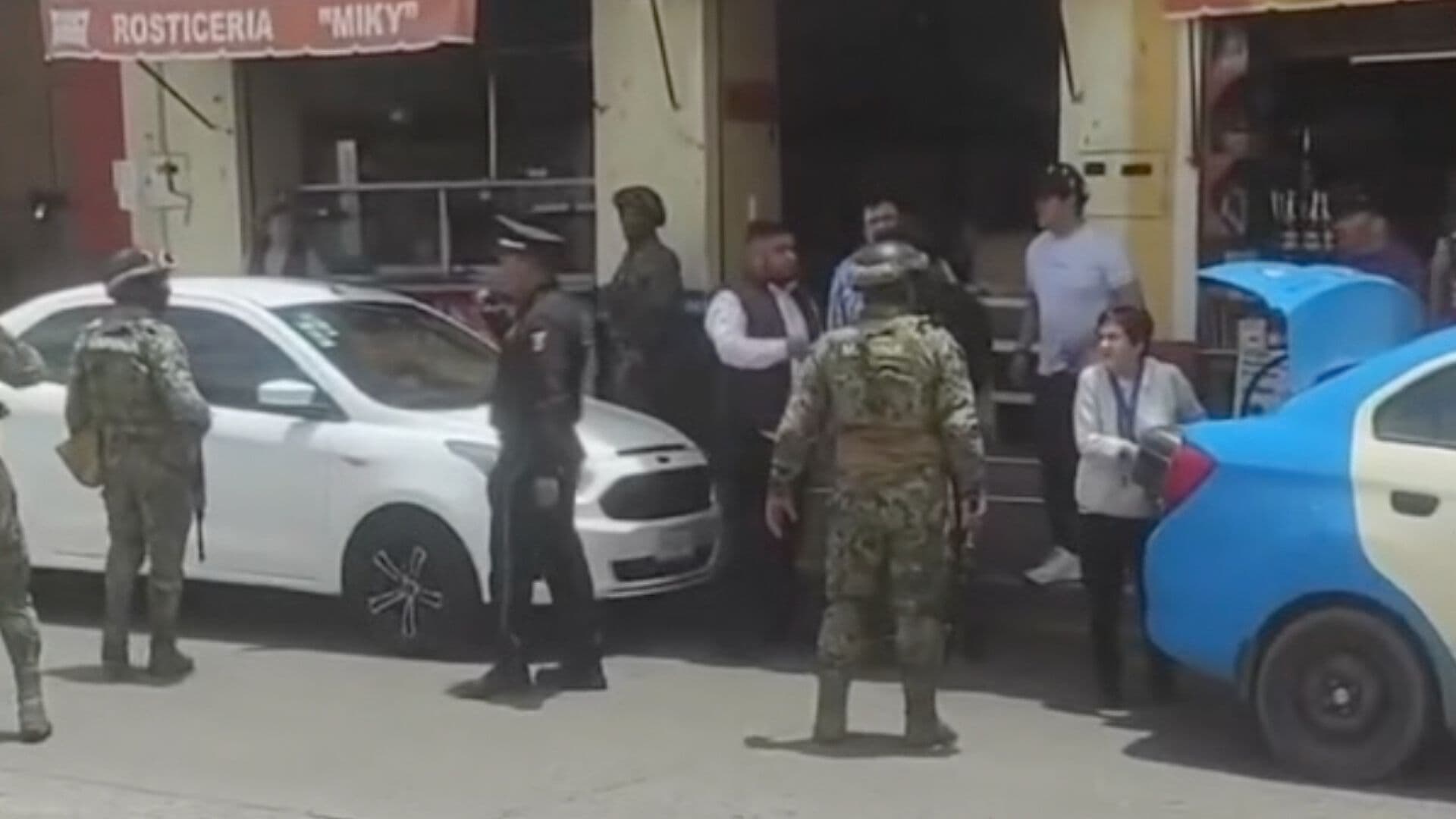 Pelea Conflicto Vial entre Chofer de Aplicación y Conductor Taxi en Zacatlán Puebla