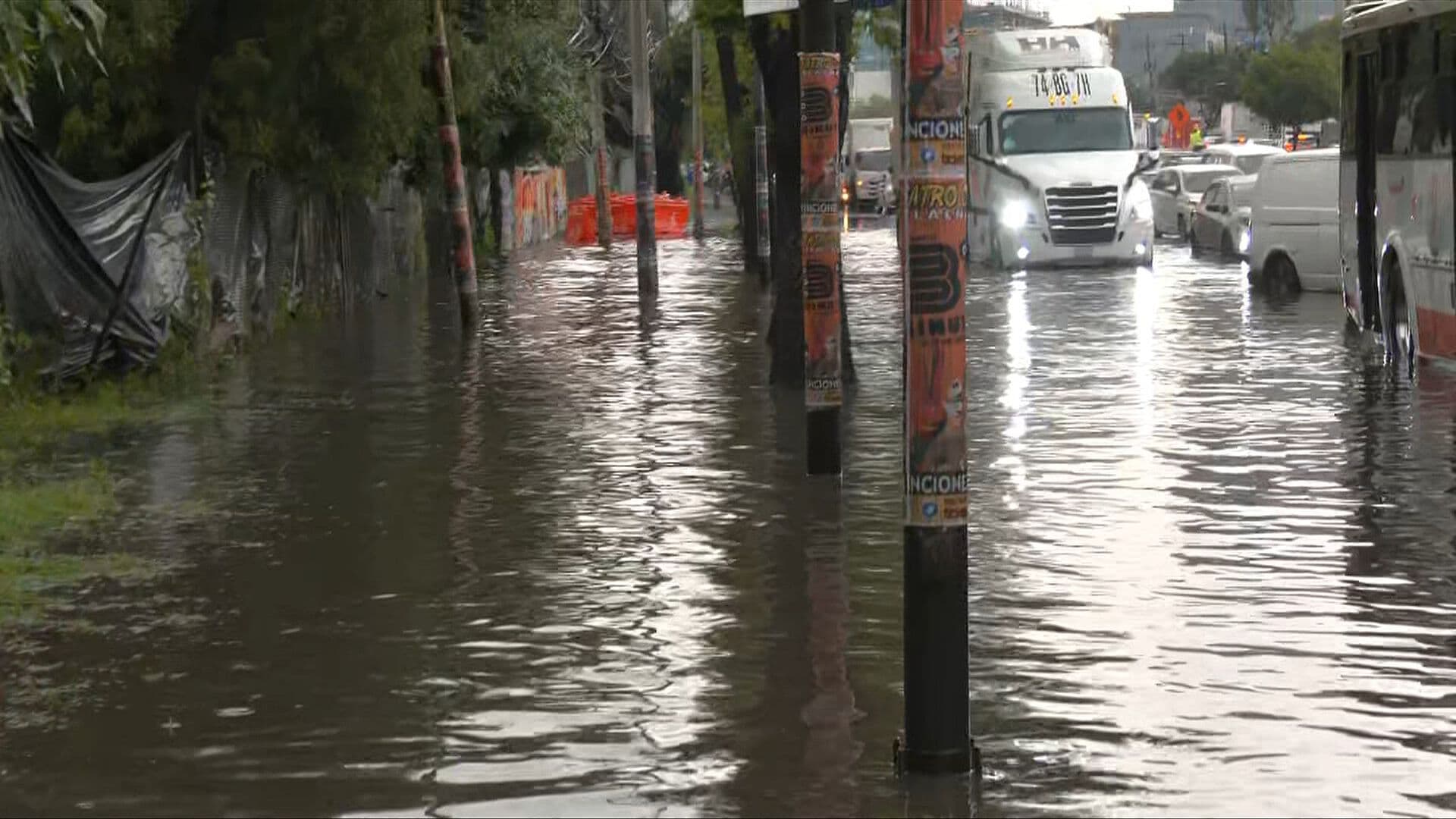 Lluvias en Edomex: Encharcamiento Abarca Tres Carriles en Gustavo Baz, en Tlalnepantla