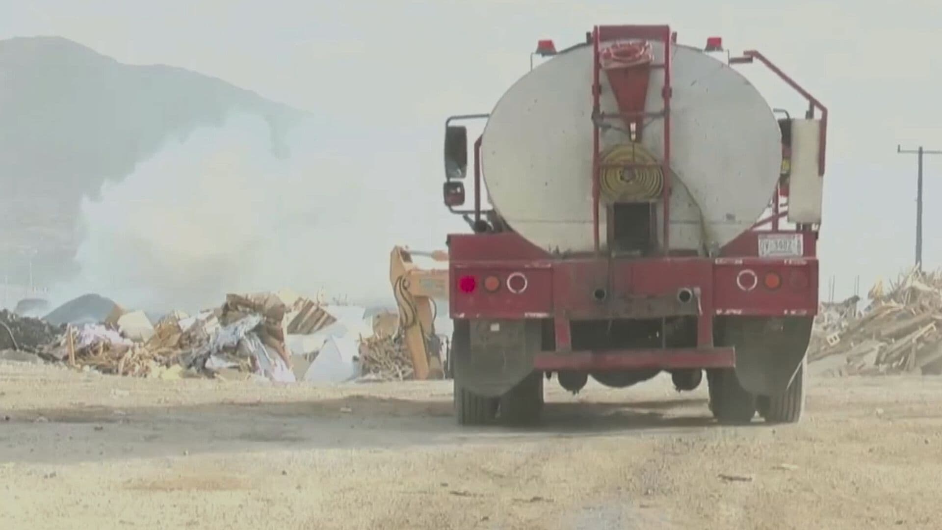 Continúan Trabajos de Enfriamiento Tras Incendio en Recicladora de Ciudad Juárez