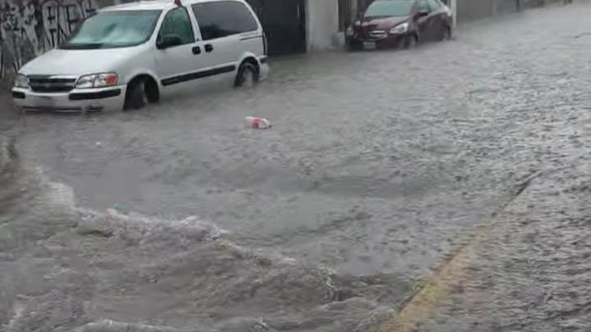 Lluvia Colapsa el Drenaje en Tultepec; Fuertes Inundaciones Afectan Casas y Comercios