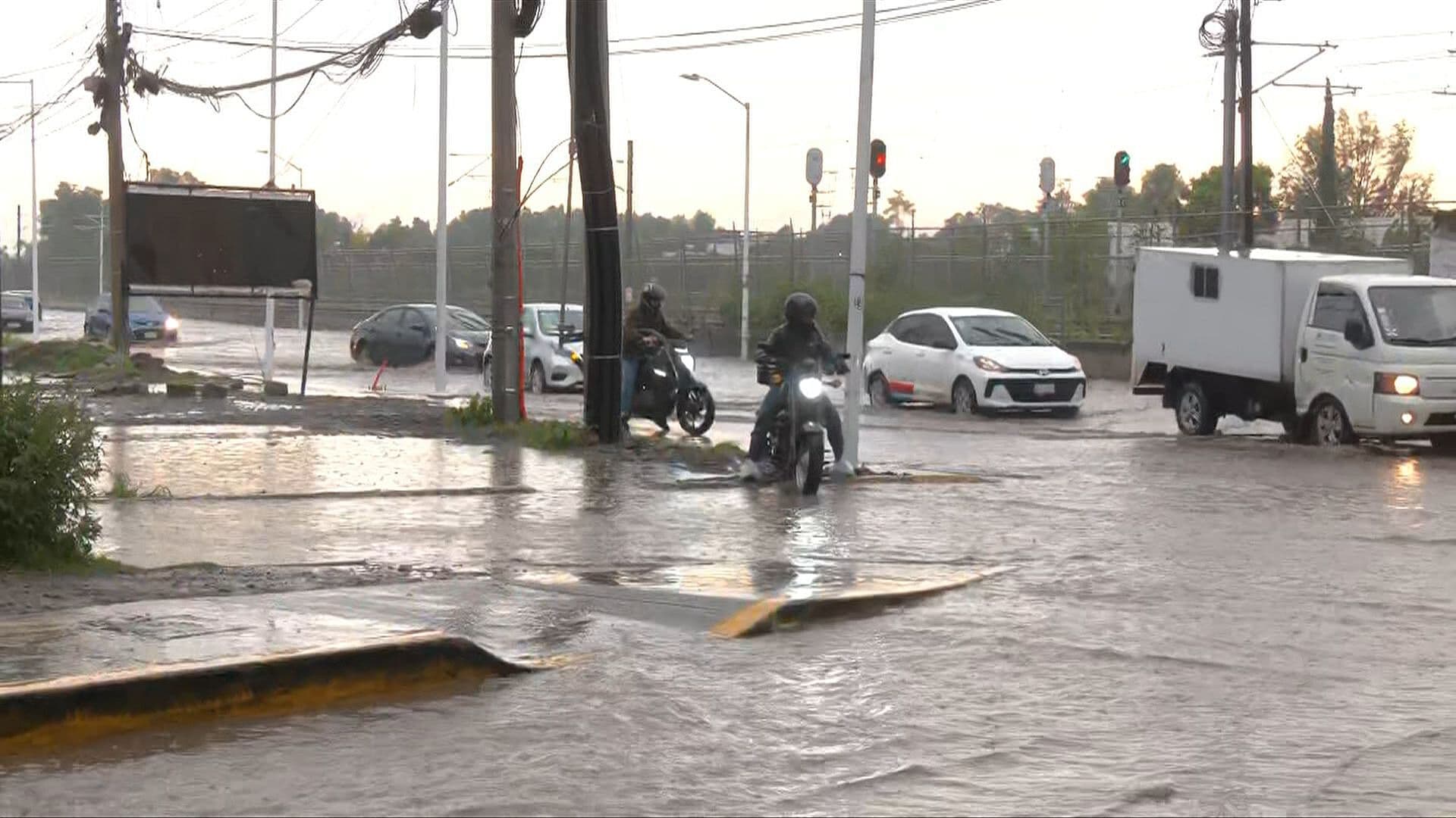 Inundaciones Dejan Vehículos Varados en Tultepec en Puente San Pablito