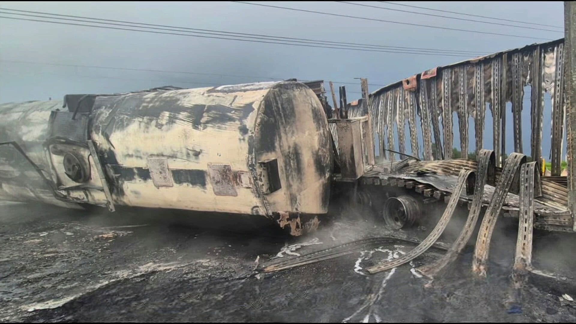 Explosión de Pipa en Tlaxcala Hoy: Así Quedó en Cenizas la Unidad tras Accidente