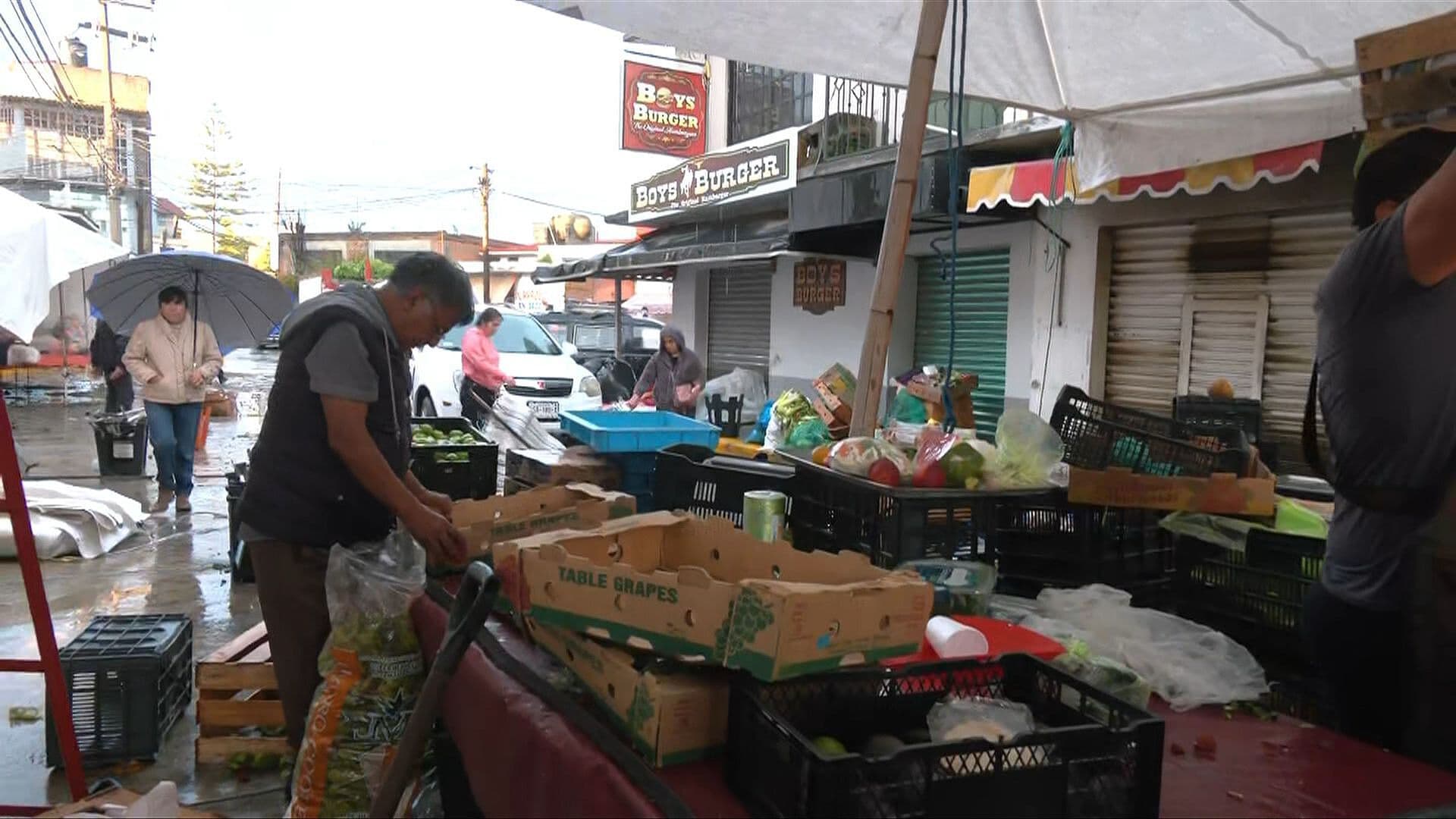 Tianguistas de Tultepec lo Pierden Todo en una Tormenta: “No Pudimos Hacer Nada”