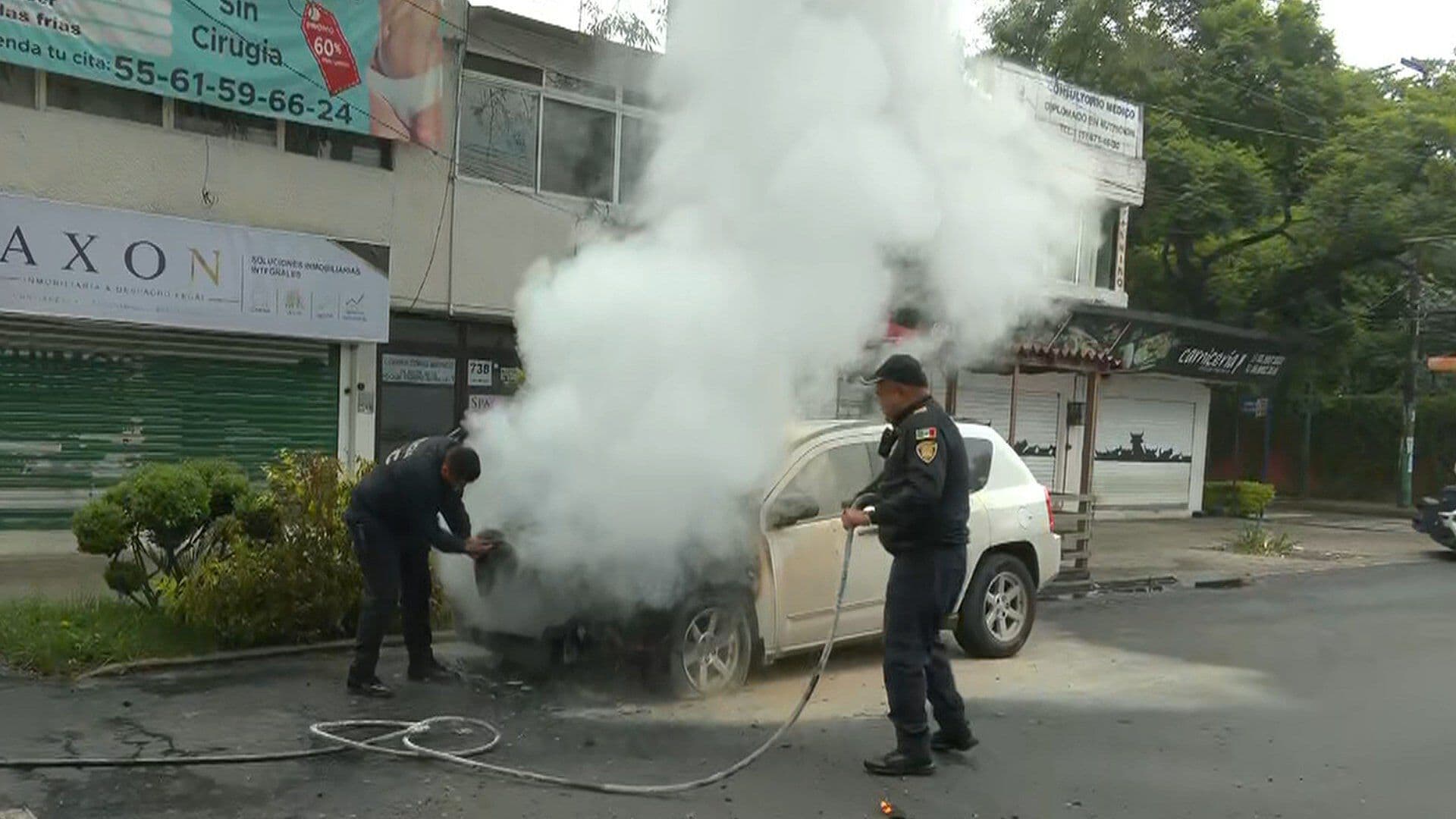 Vehículo Termina Calcinado Luego de Incendio Sobre Calzada del Hueso, CDMX