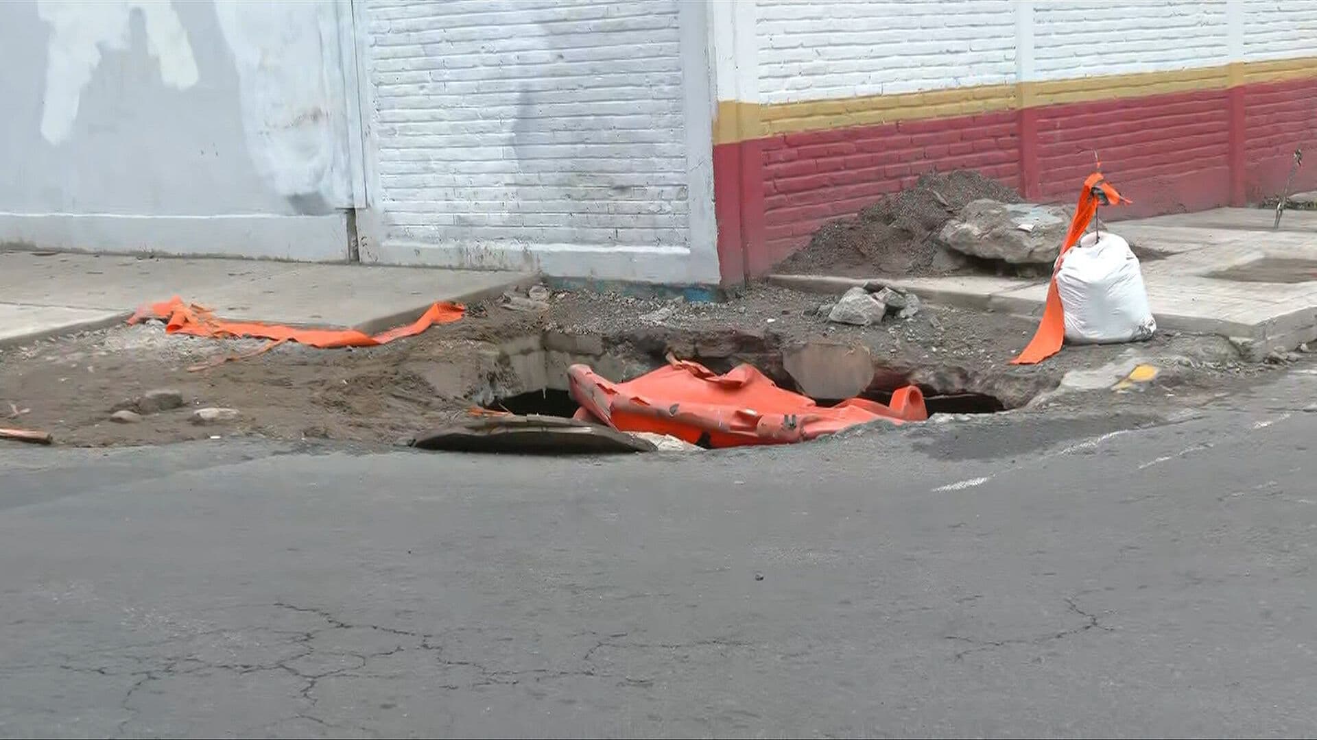 Enorme Socavón Sobre Canal de Tezontle, Alcaldía Iztacalco