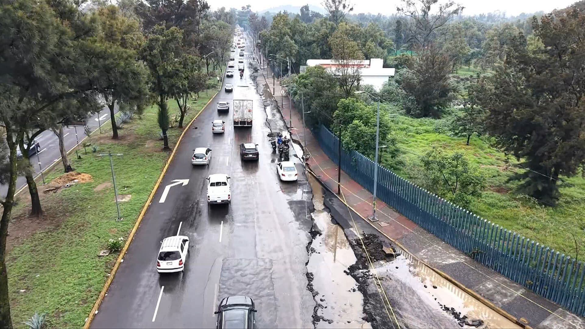 Desde el Aire: Así se Ve el Megasocavón por Fuga de Aguas Negras en San Juan de Aragón, CDMX