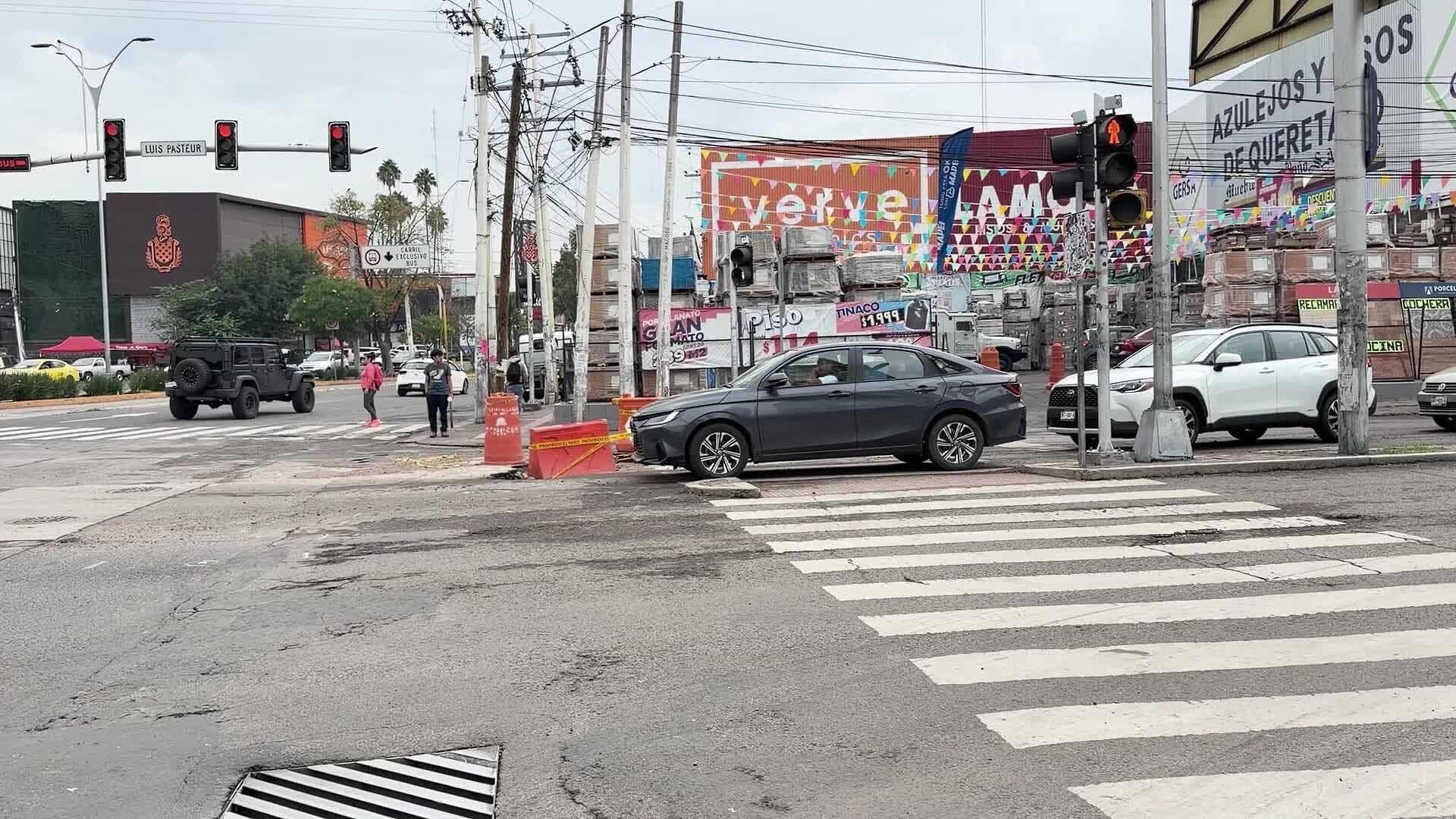 Socavón Obliga al Cierre de Pasteur y Constituyentes en Querétaro