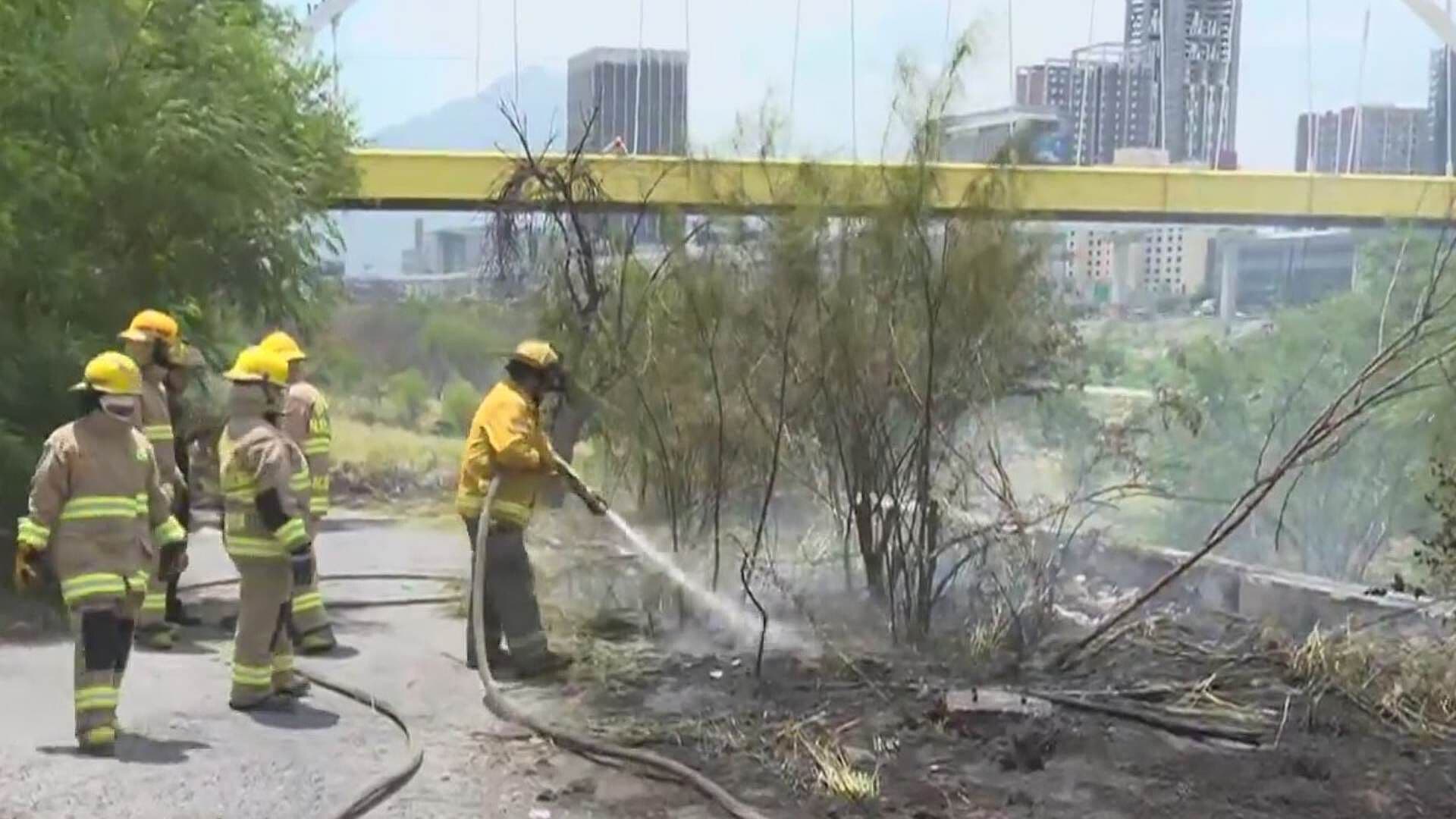 Incendio en la Orilla del Río Santa Catarina en Monterrey, NL