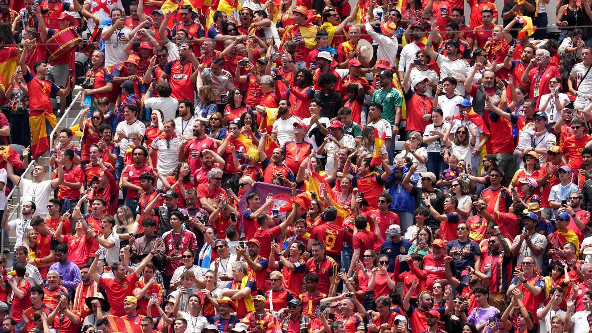 Españoles Festejan Triunfo de España Durante la Fase de 16avos de Final en el Mundial