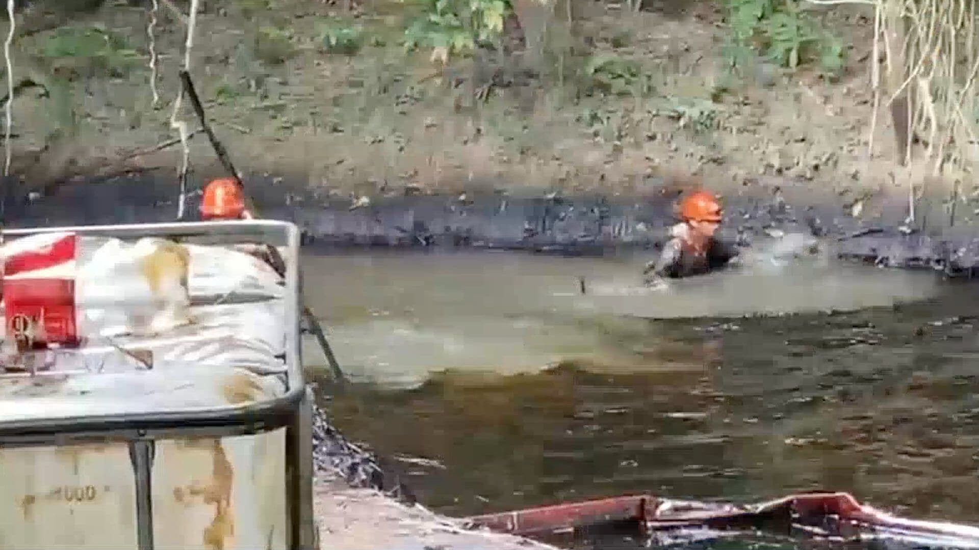 Realizan Trabajos de Contención en Arroyo Agua Dulce tras Derrame de Hidrocarburo