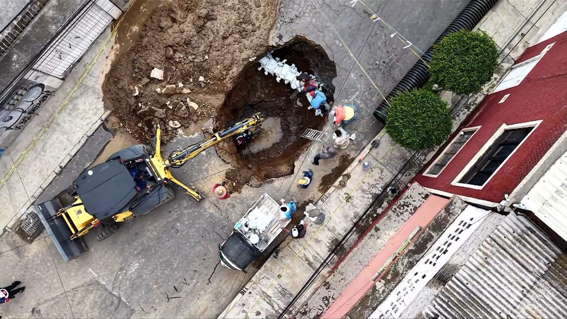 Desde el Aire: Así se Ve el Enorme Socavón que Sorprendió a Ciudad Neza, Edomex