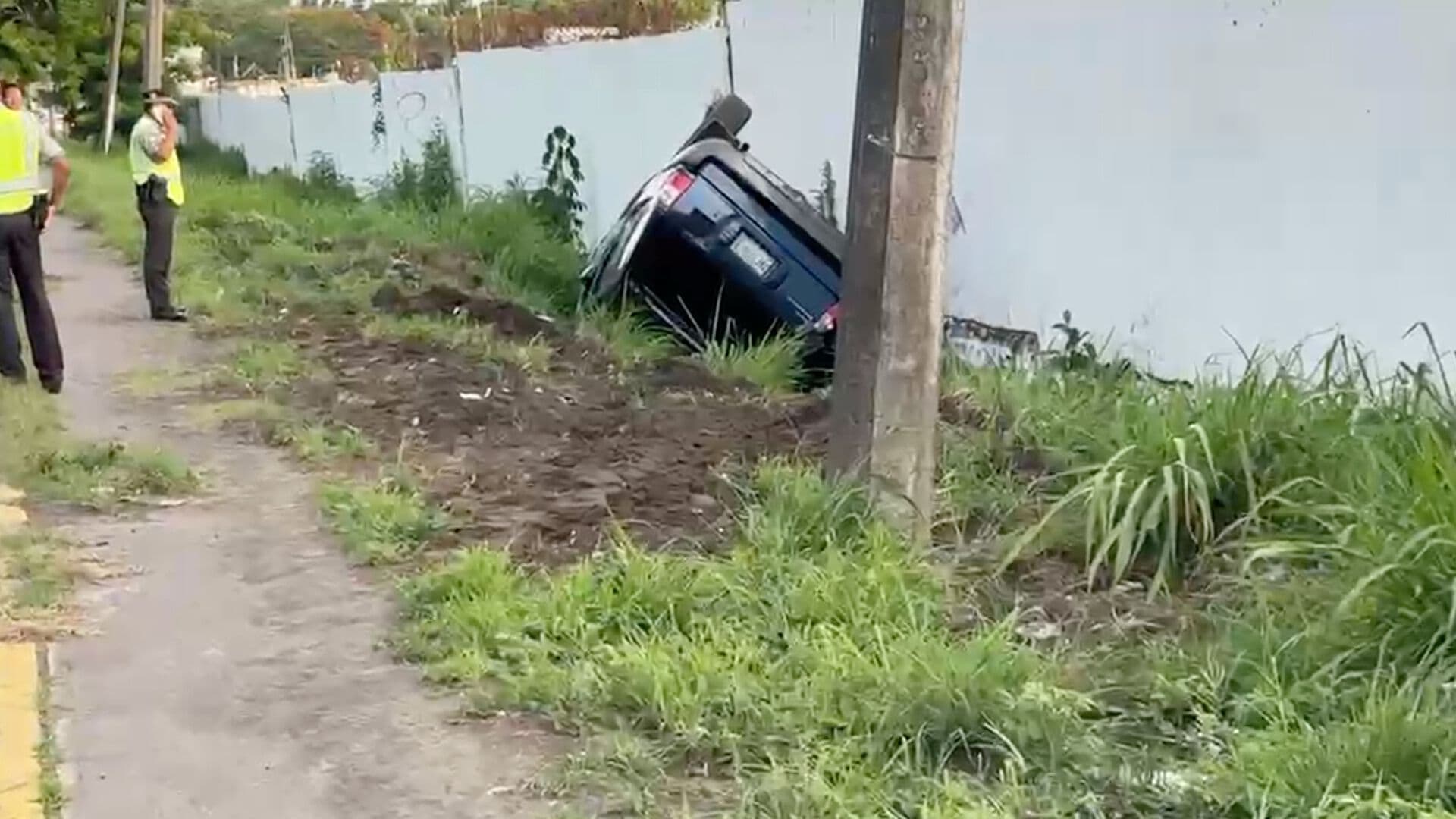 Conductor Pierde el Control de su Camioneta y Vuelca en Carretera Veracruz Xalapa a la Altura del Aeropuerto Internacional