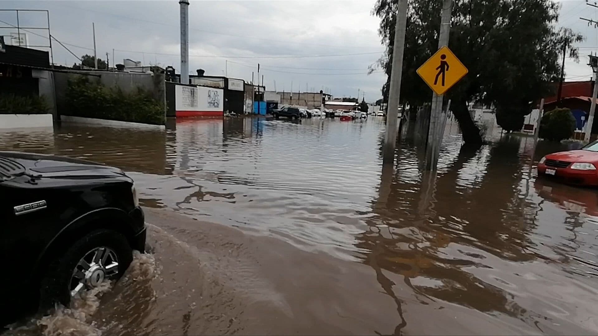 Lluvias en Hidalgo Dejan Inundaciones, Baches Gigantes y Drenajes Colapsados