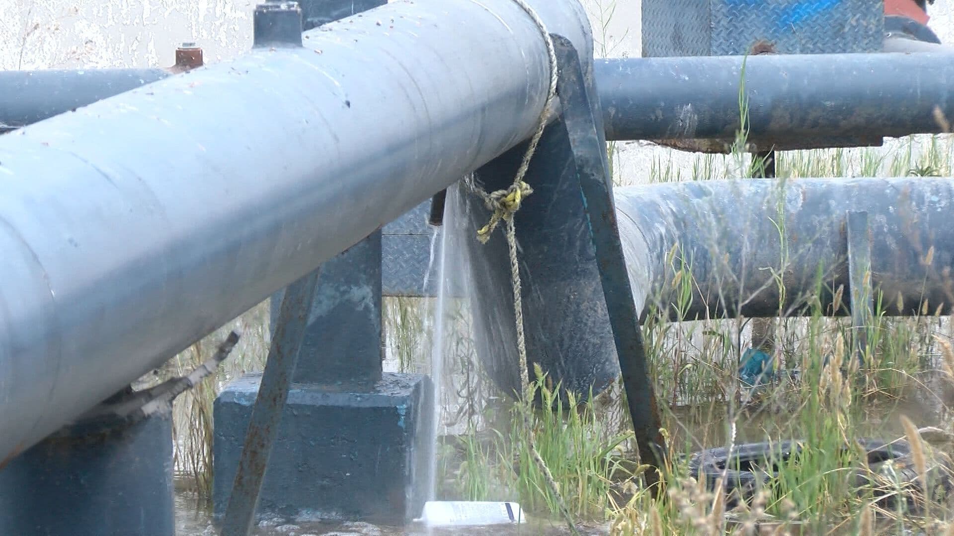 Vecinos Alertan por Fuga de Agua y Vandalismo en Tanque de Bombeo de la CESPT en Tijuana