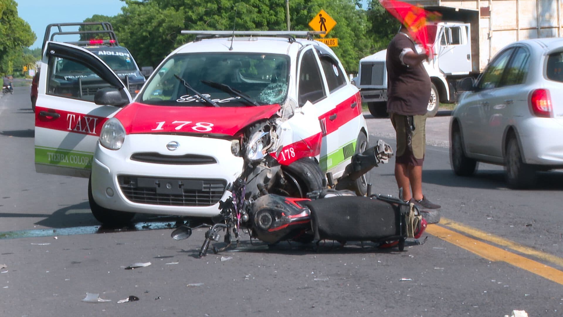 Dos Motociclistas Terminan Lesionados tras Impactarse Contra un Taxi en Puente Jula Carretera Veracruz Xalapa