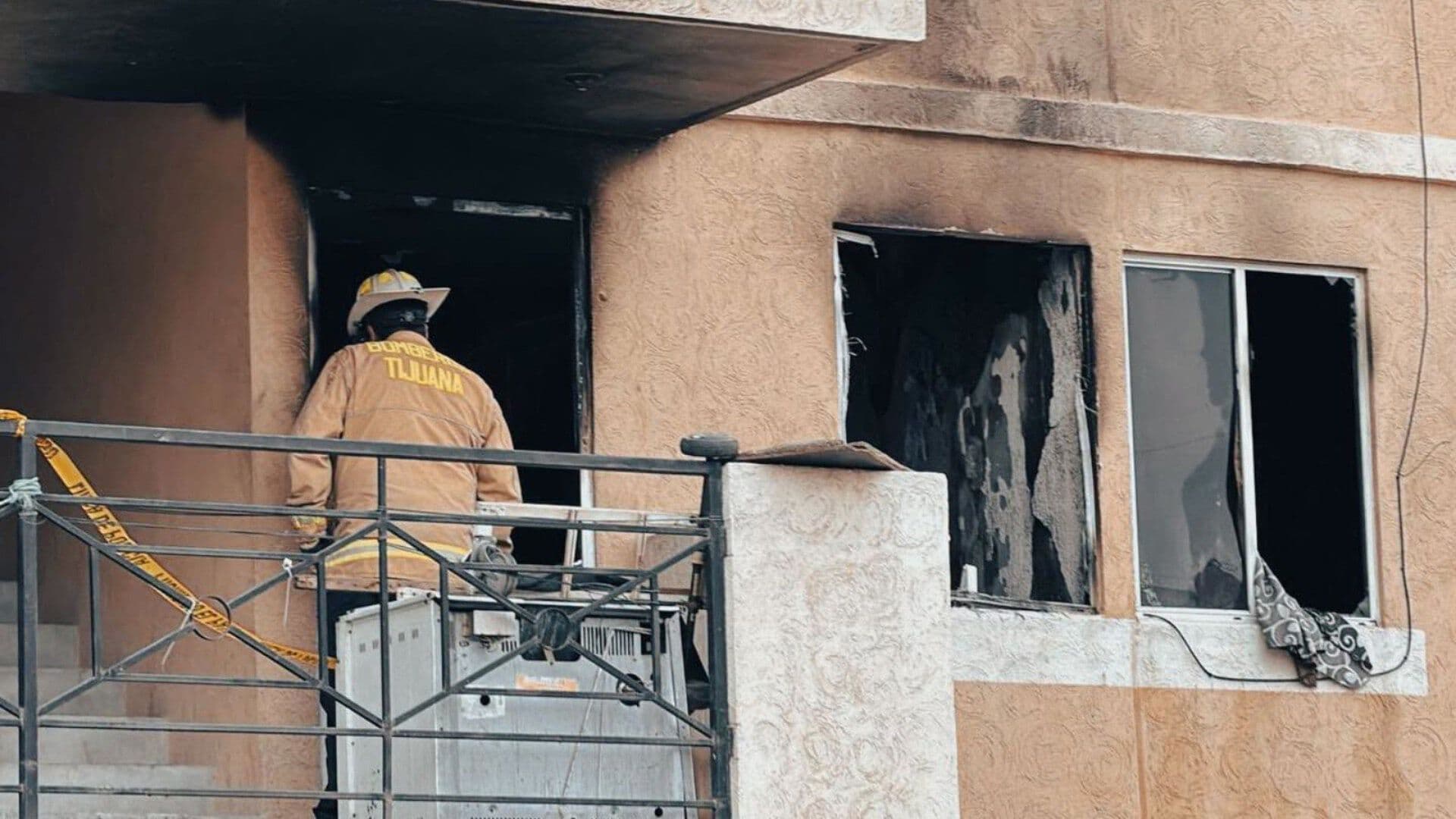Bomberos Sofocan Incendio en Departamento de Tijuana y Encuentran Dos Cuerpos Calcinados